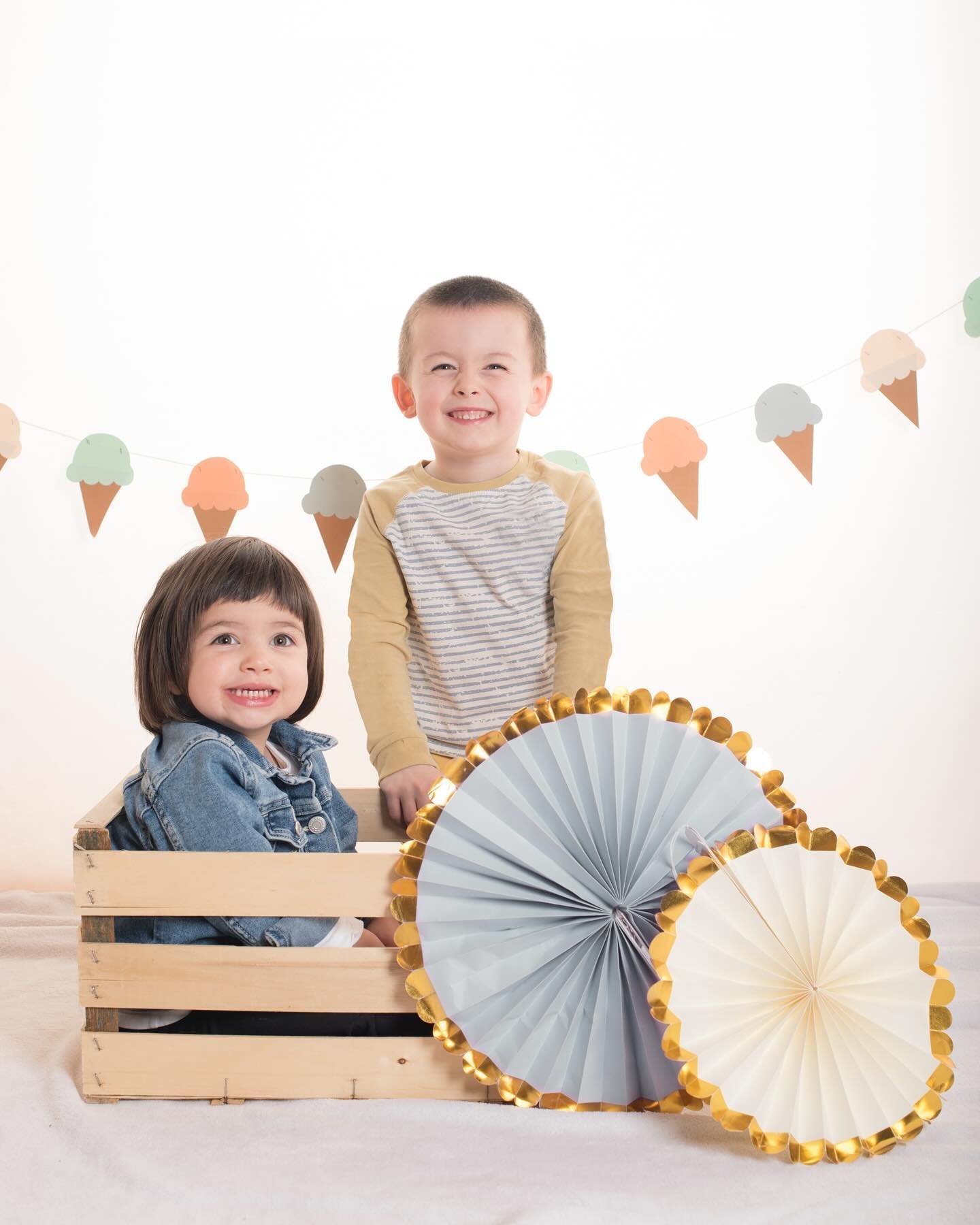 Smile!Loro che provano tutte le mie scenografie ❤️ #babyphotography #babyphotographer #fotografobambini #family #brotherandsister