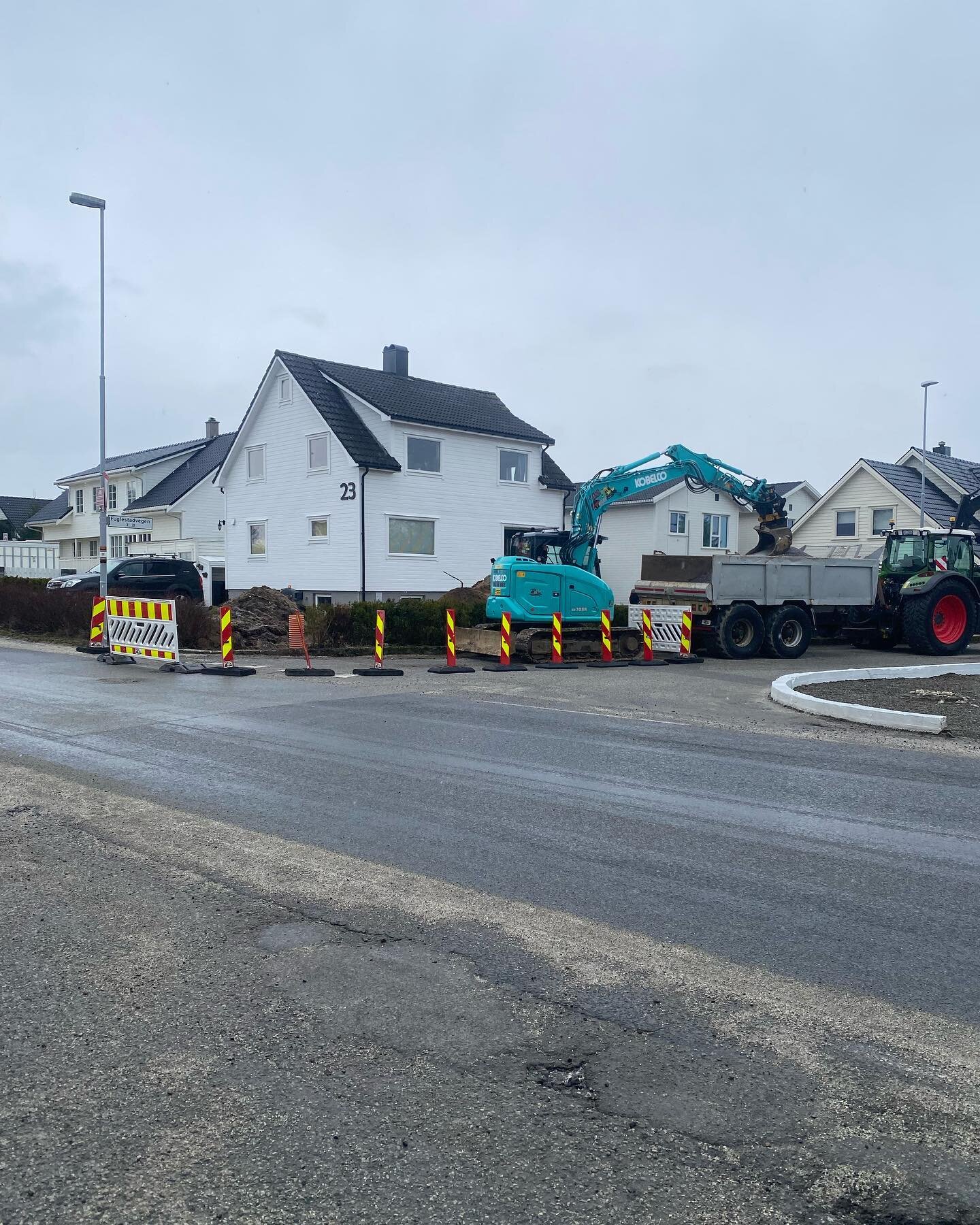 Austb&oslash; Maskin i gang med &aring; grave etter kloakk p&aring; Brusand 🚧