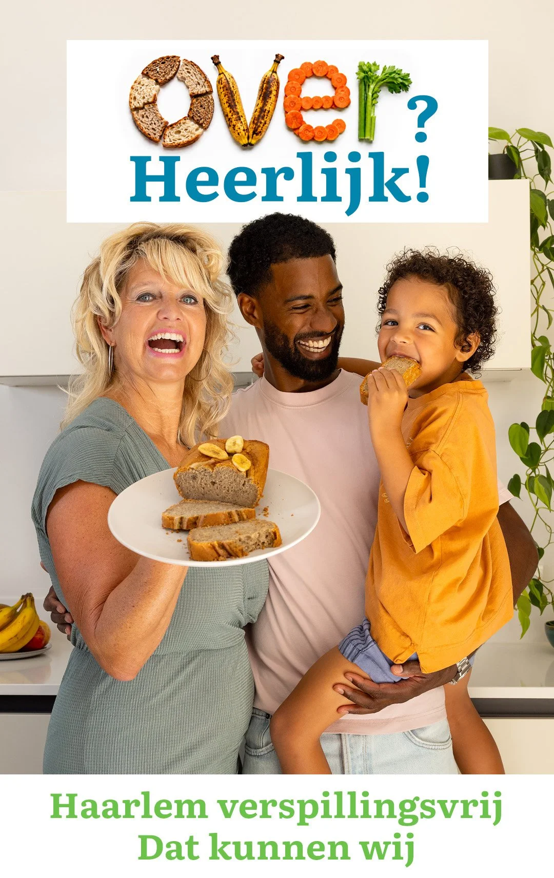A diverse family in a kitchen with a woman holding a plate with banana bread, a man holding a child eating bread, and a banner with the text 'O VEER? Heerlijk!'. The banner shows bread/cereal, bananas, carrots, and celery. Spaarnelanden