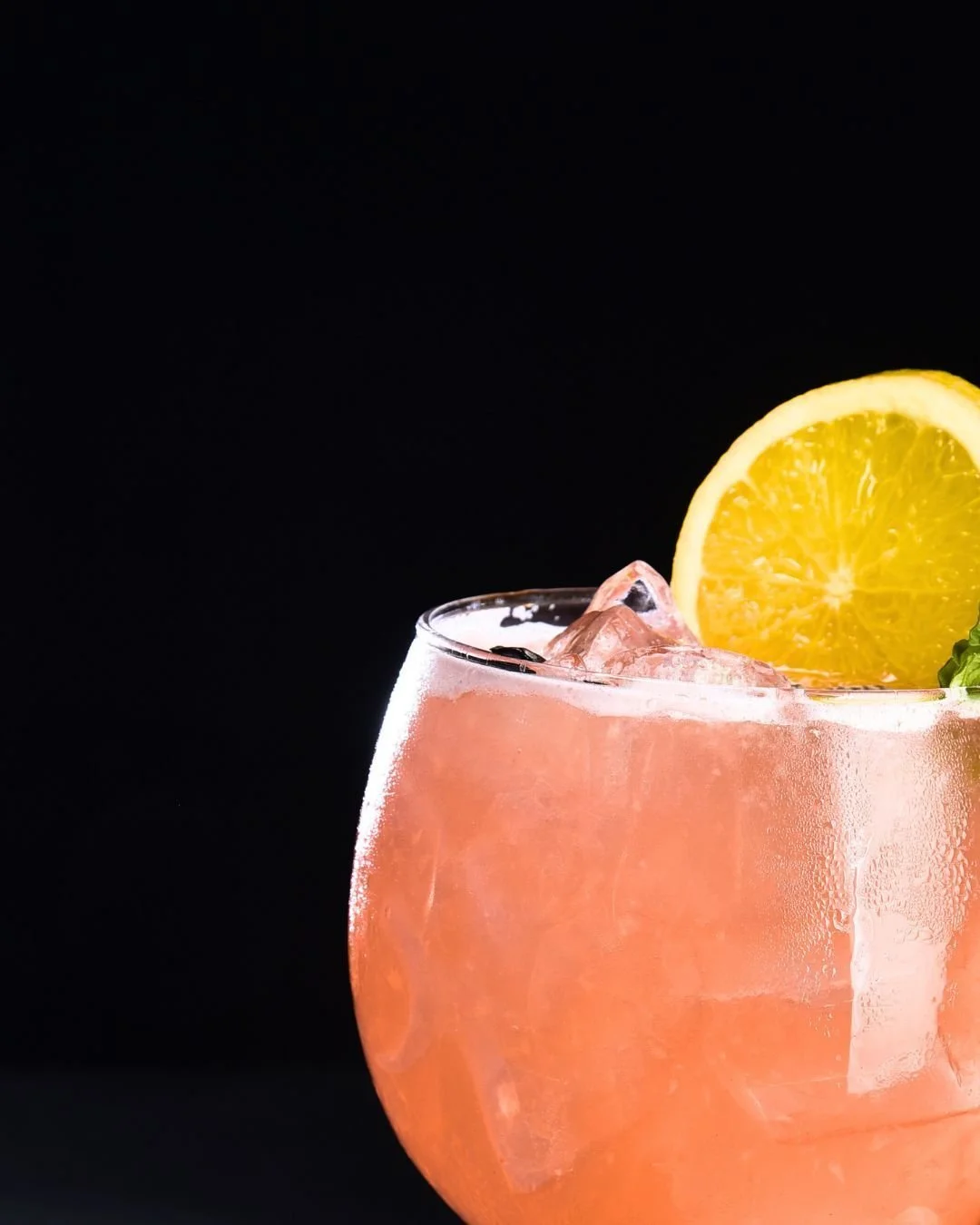 Tu reconnais une vraie amiti&eacute; quand y&rsquo;a pas besoin de parler pour que l&rsquo;autre commande ton cocktail pr&eacute;f&eacute;r&eacute; 🍸
Commente &ldquo;Connexion&rdquo;
Tag ce pote qui conna&icirc;t tes go&ucirc;ts
Partage ce post
L&rs