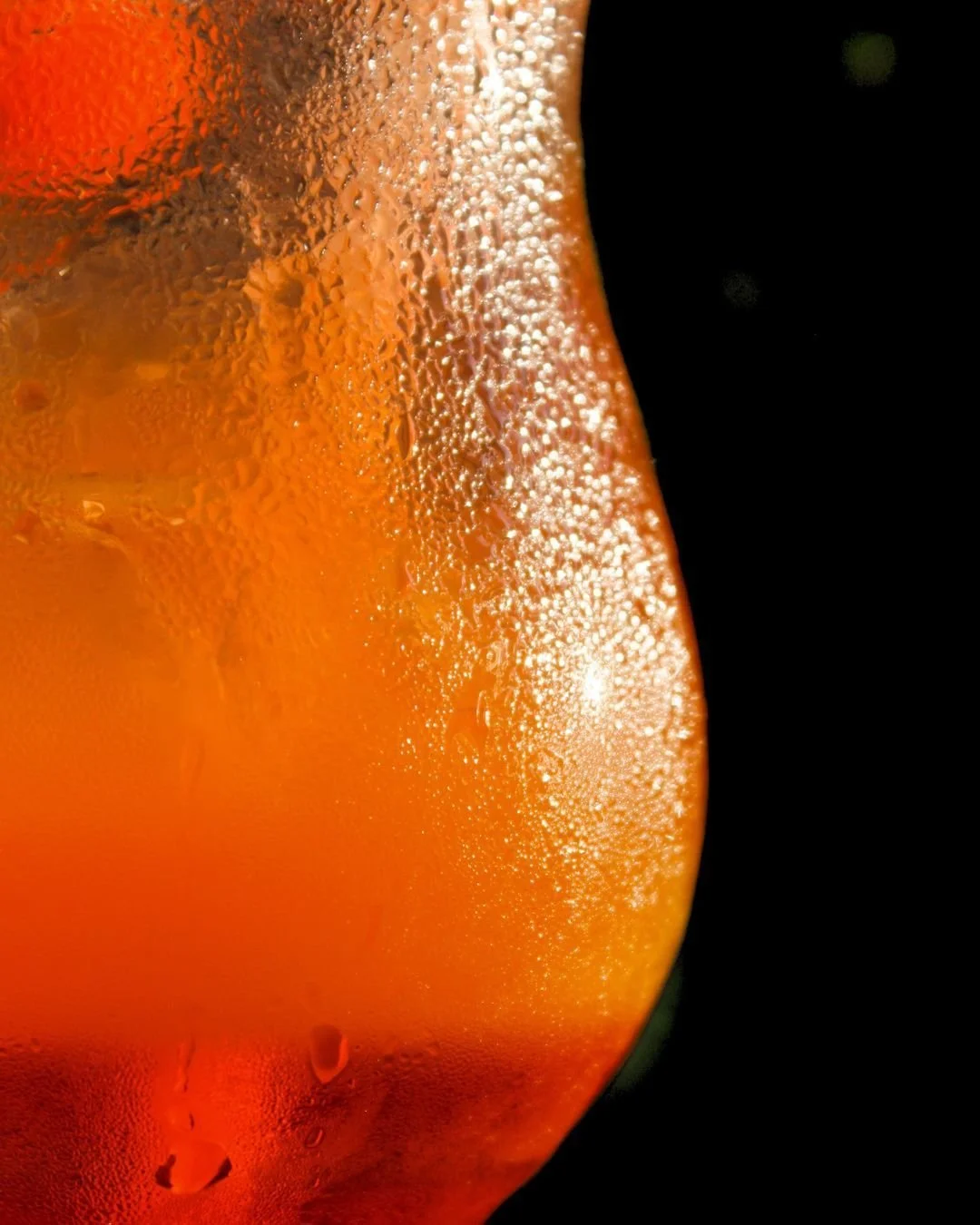 Un cocktail, deux potes, trois heures plus tard 🍹
C&rsquo;est comme &ccedil;a que le mois de d&eacute;cembre ce passe bien ❄️
Commente &ldquo;Bien&rdquo;
Tag ceux qui prolongent les soirs ordinaires
Partage ce post
L&rsquo;abus d&rsquo;alcool est da