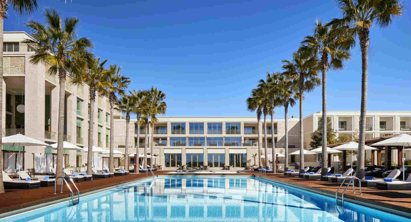 avic_mainpool_exterior_05.jpeg