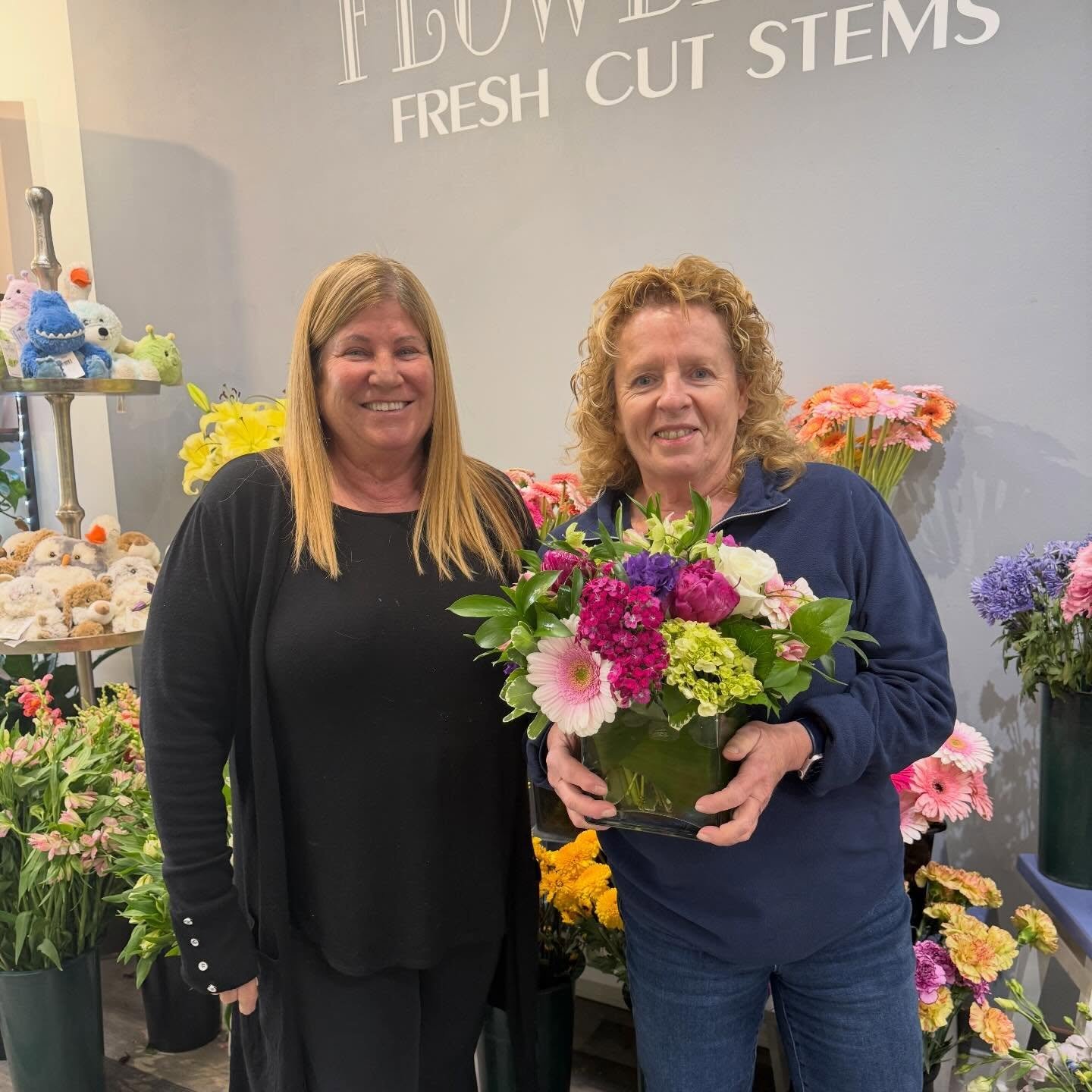 Special thank you to Nancy @bedfordflorist for donating this beautiful flower arrangement as a raffle for our open house at 15 Pheasant Ln in Bedford today!