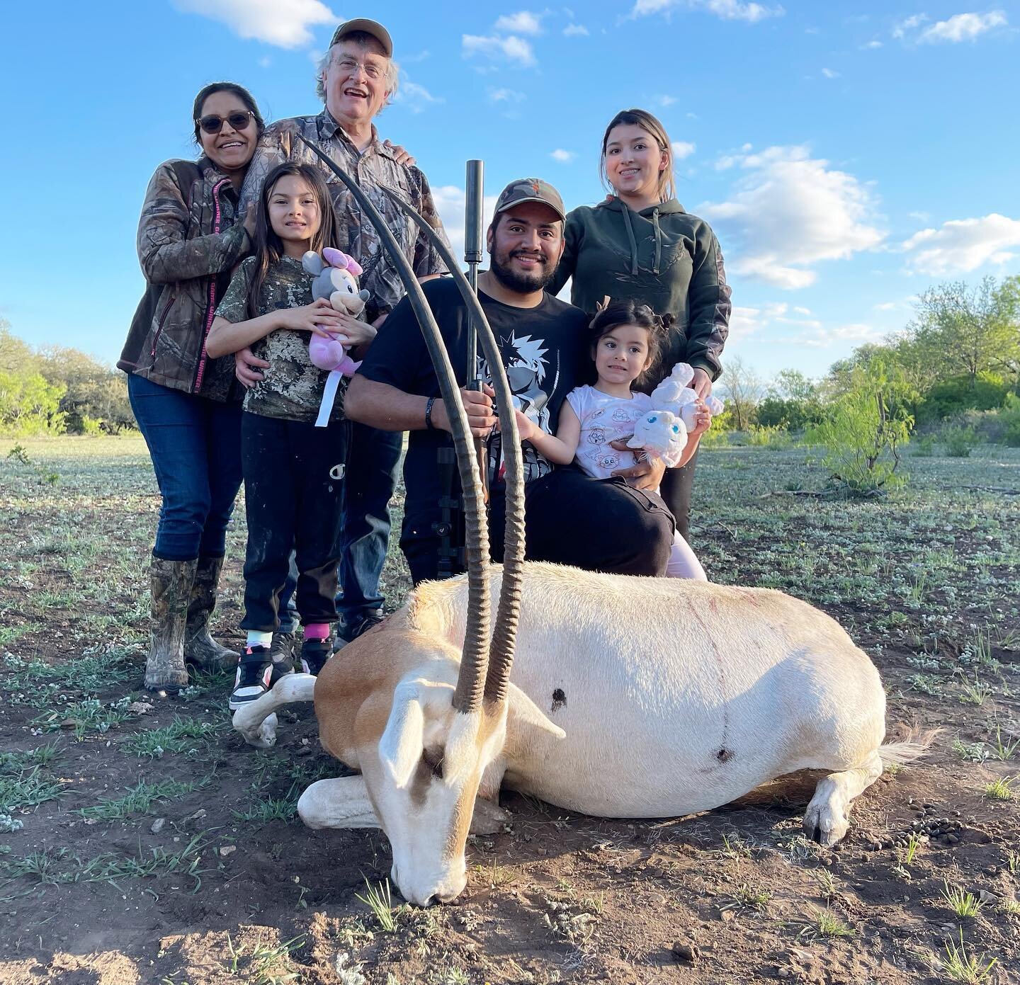 Our good friend Dr. Whitney spent the weekend here at the buck with some friends! Congrats to Josue on a beautiful scimitar. Enjoy a gorgeous mount and delicious cuisine! 

Guide - Glen Allen Erskine 

If you want one of these beautiful animals or on