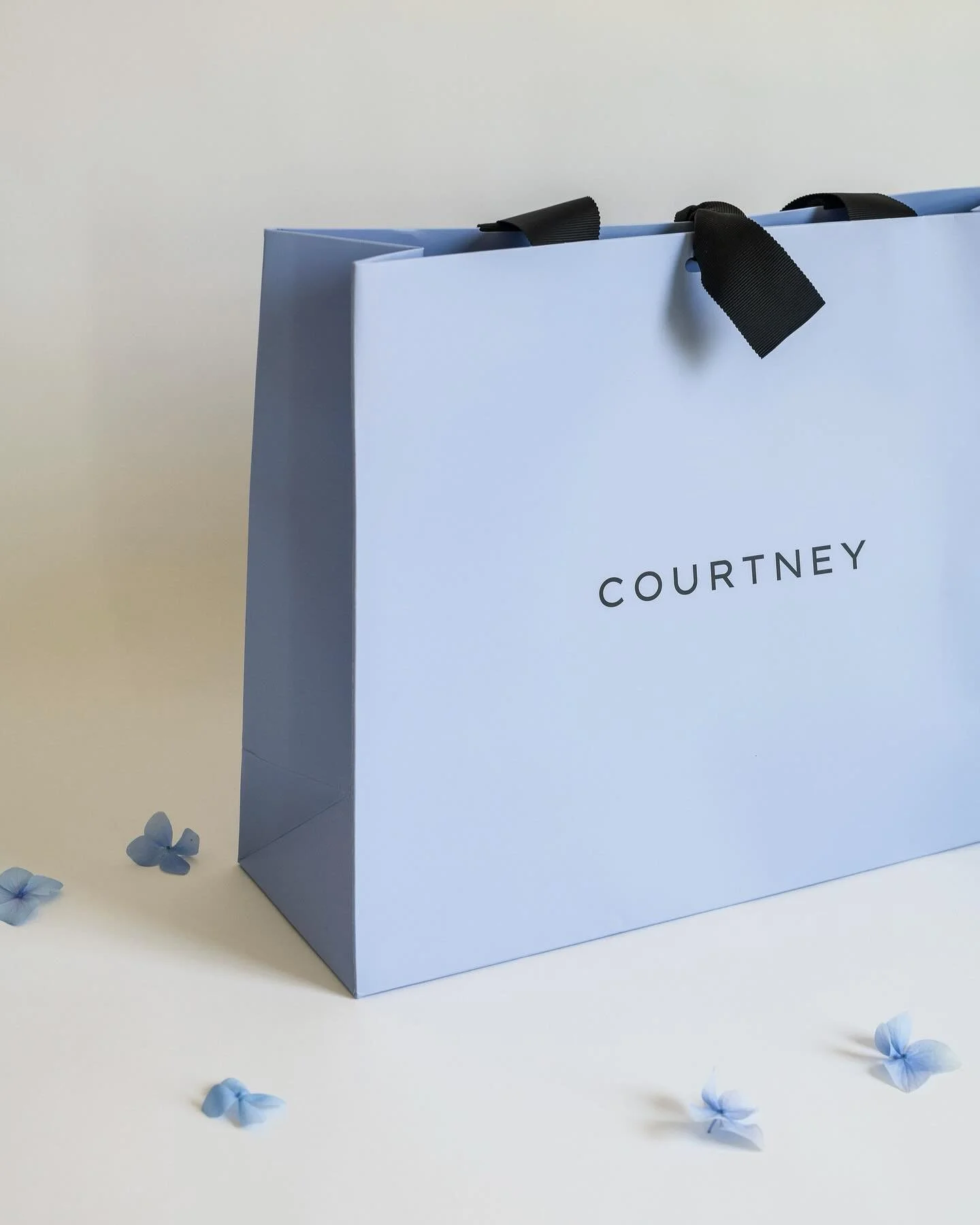 Well hellooo, @thecourtneyshop ✨

Branding/packaging/website @erikajack 
Photography @verryrobin_co