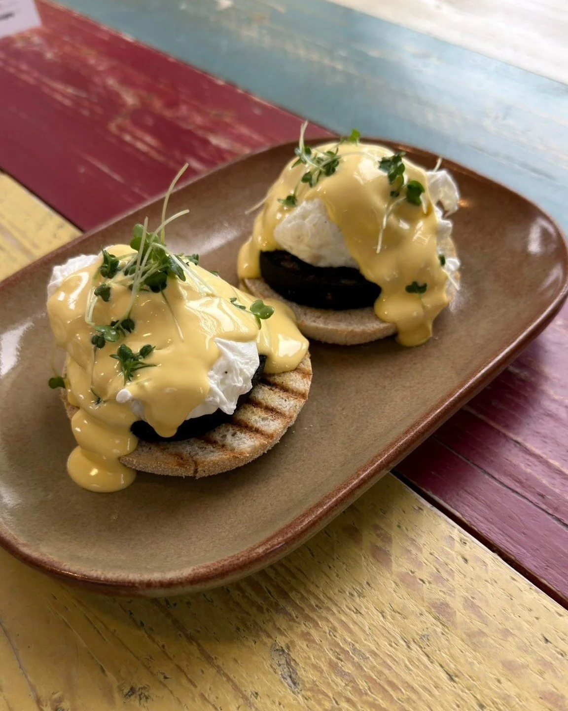 You loved our Haggis Jacket Potato, now try our Hebridean Eggs! 
Poached Eggs &amp; Black Pudding served on an English Muffin &amp; drizzled with Hollandaise Sauce &pound;9.75
One of todays specials being served in Seasons, Chelsham.
#poachedeggs #kn