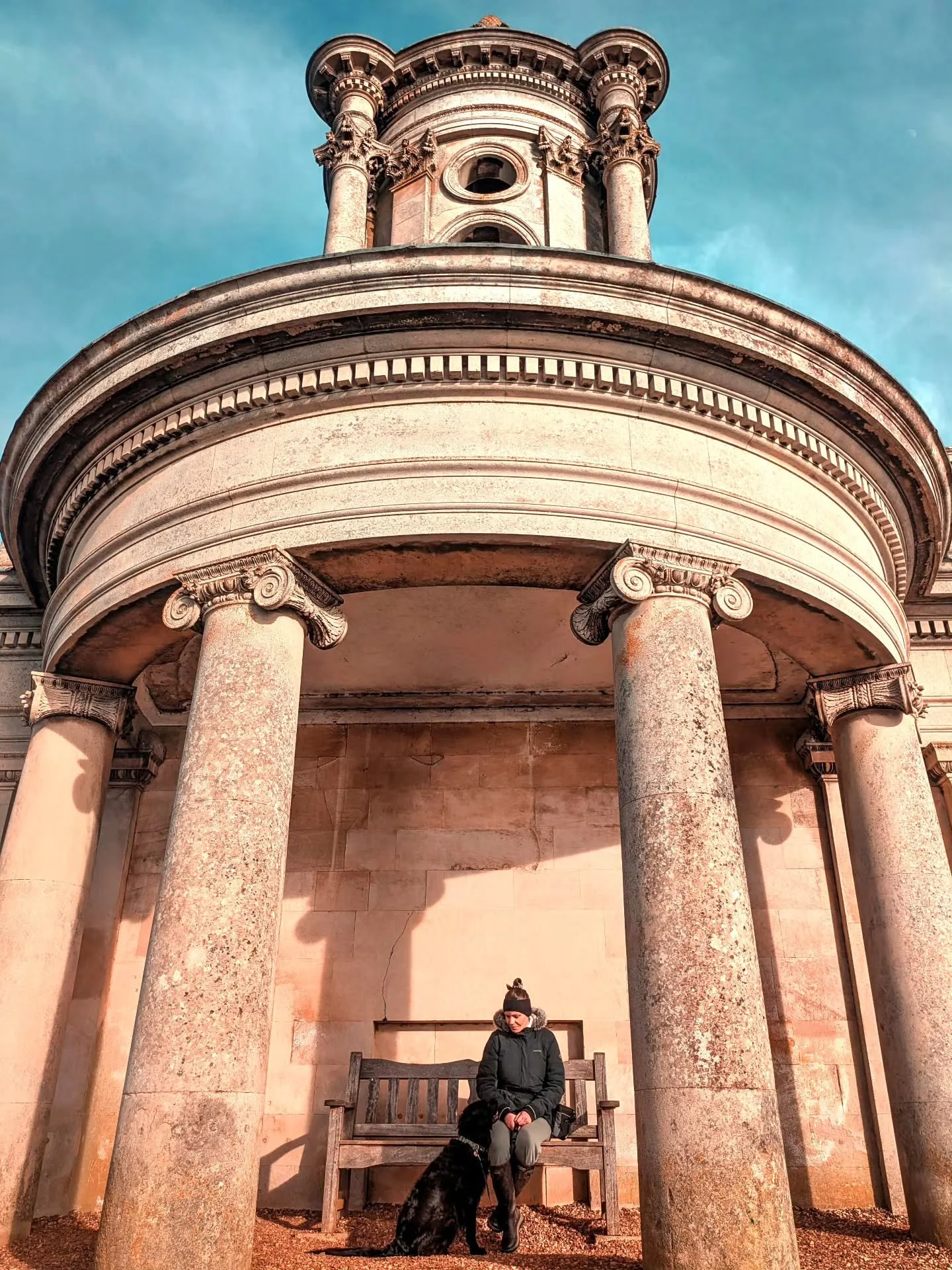 ~ 𝑳𝒐𝒏𝒈 𝑾𝒆𝒆𝒌𝒆𝒏𝒅 ~

Quick pit stop after a long weekend away, making the most of the sunshine 👌 Not warm enough for me to go coat-less yet 🤣