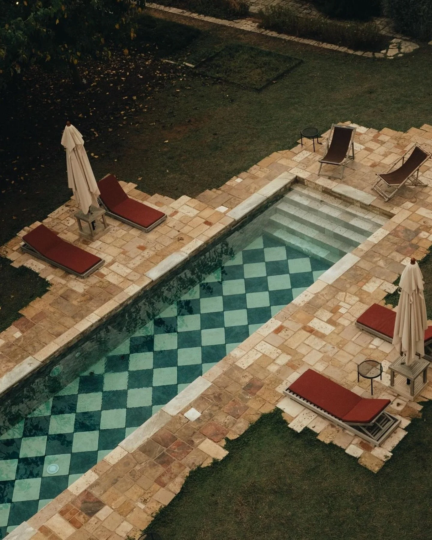I was thinking of a summer place to slow down and contemplate the surroundings. 🌳 This is Piscine des Mirages in Villa Casino Doxi Stracca, located in Alezio, in the southern Italian region of Puglia. 📷 @jerome_carlier #LOLAmaisonette #travel #swim