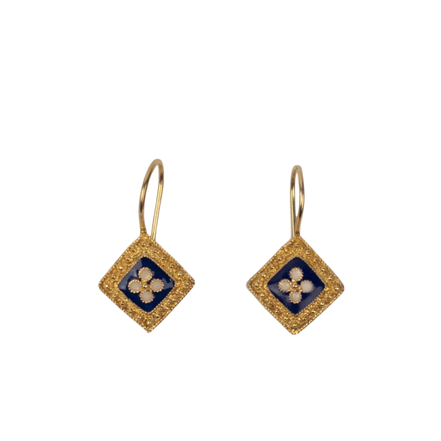 Handmade in Portugal using traditional filigree techniques, these earrings are a modern interpretation of a centuries-old craft. A Vida Portuguesa • €59