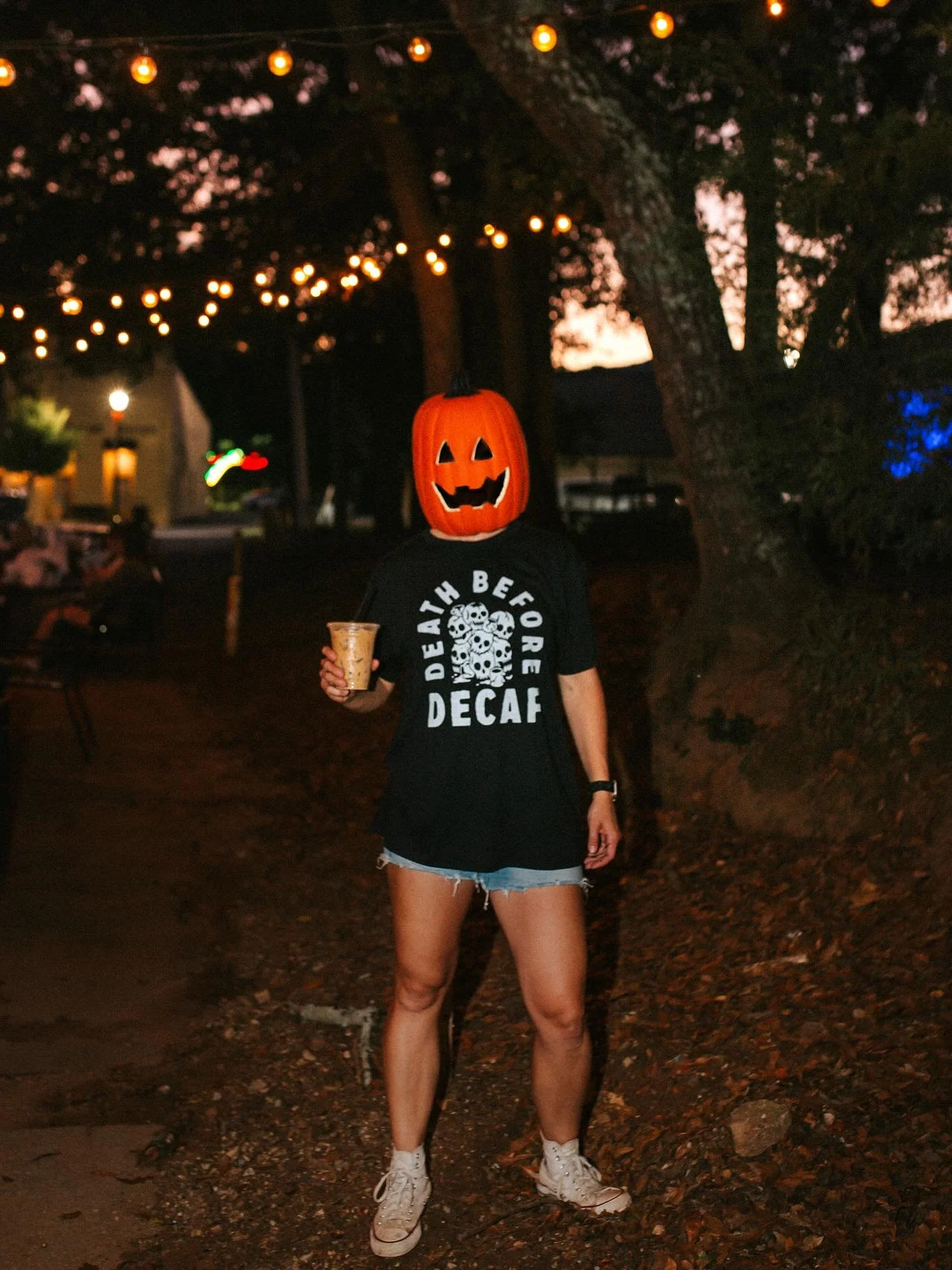 Under the string lights of the alley, the Sleepy Hollow Latte awakens.
Toasted marshmallow + pumpkin — a brew so good, it’s almost unnatural. 🕯️