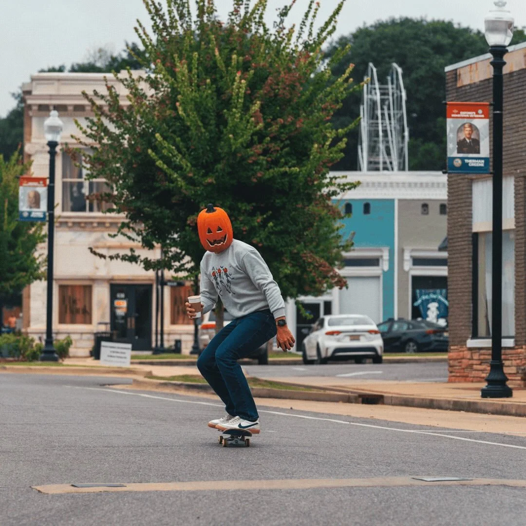 Rolling into Halloween like&hellip; 🛹☕️

#halloween #rollingintohalloween #southerngirlcoffeecompany #alleycoffeeshop #pumpkinhead