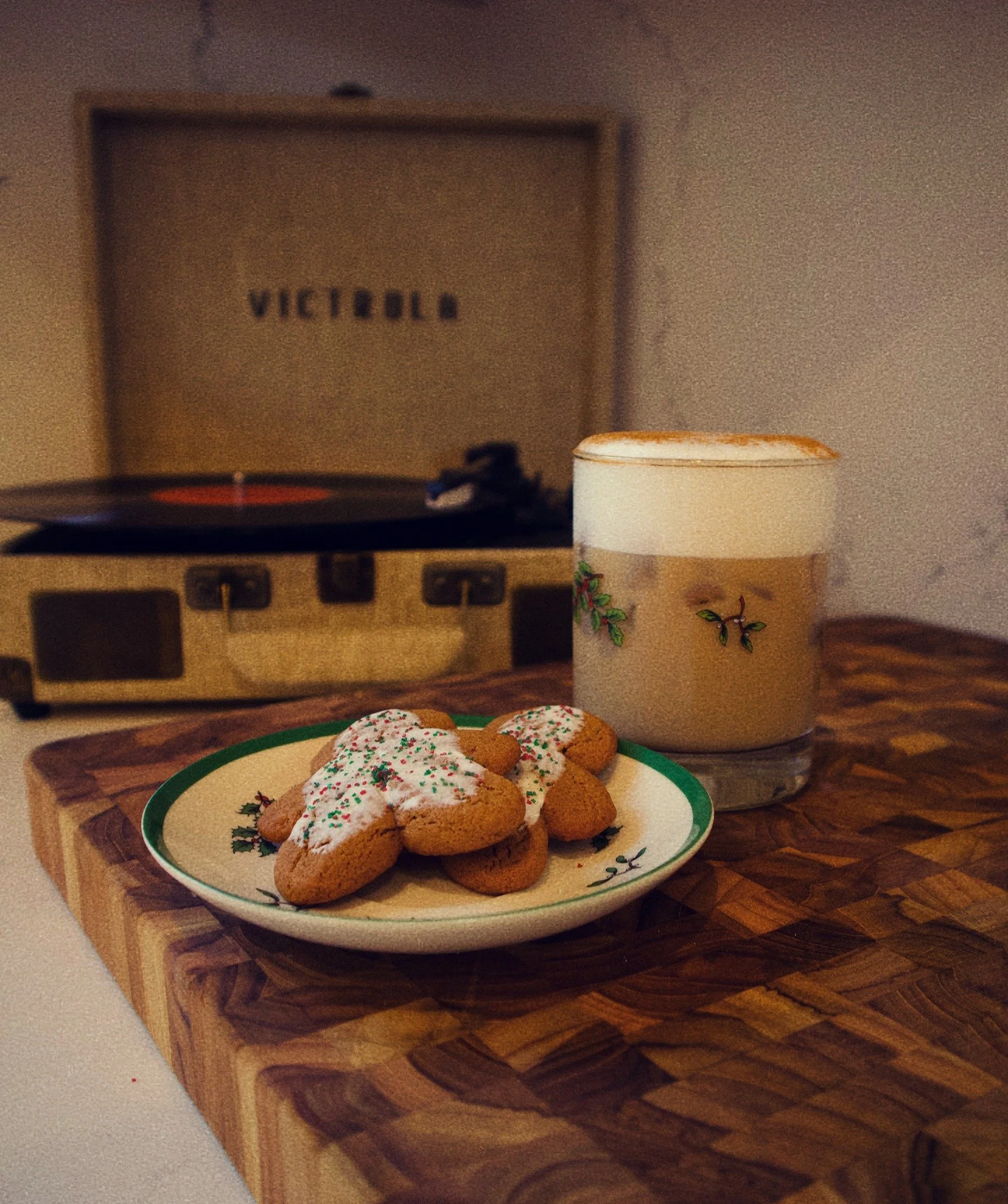 The Frosted Gingerbread Latte 
White chocolate + gingerbread = the duo that never misses.

Stop by and try it hot or iced!

#frostedgingerbread #southerngirlcoffeecompany #christmasmenu