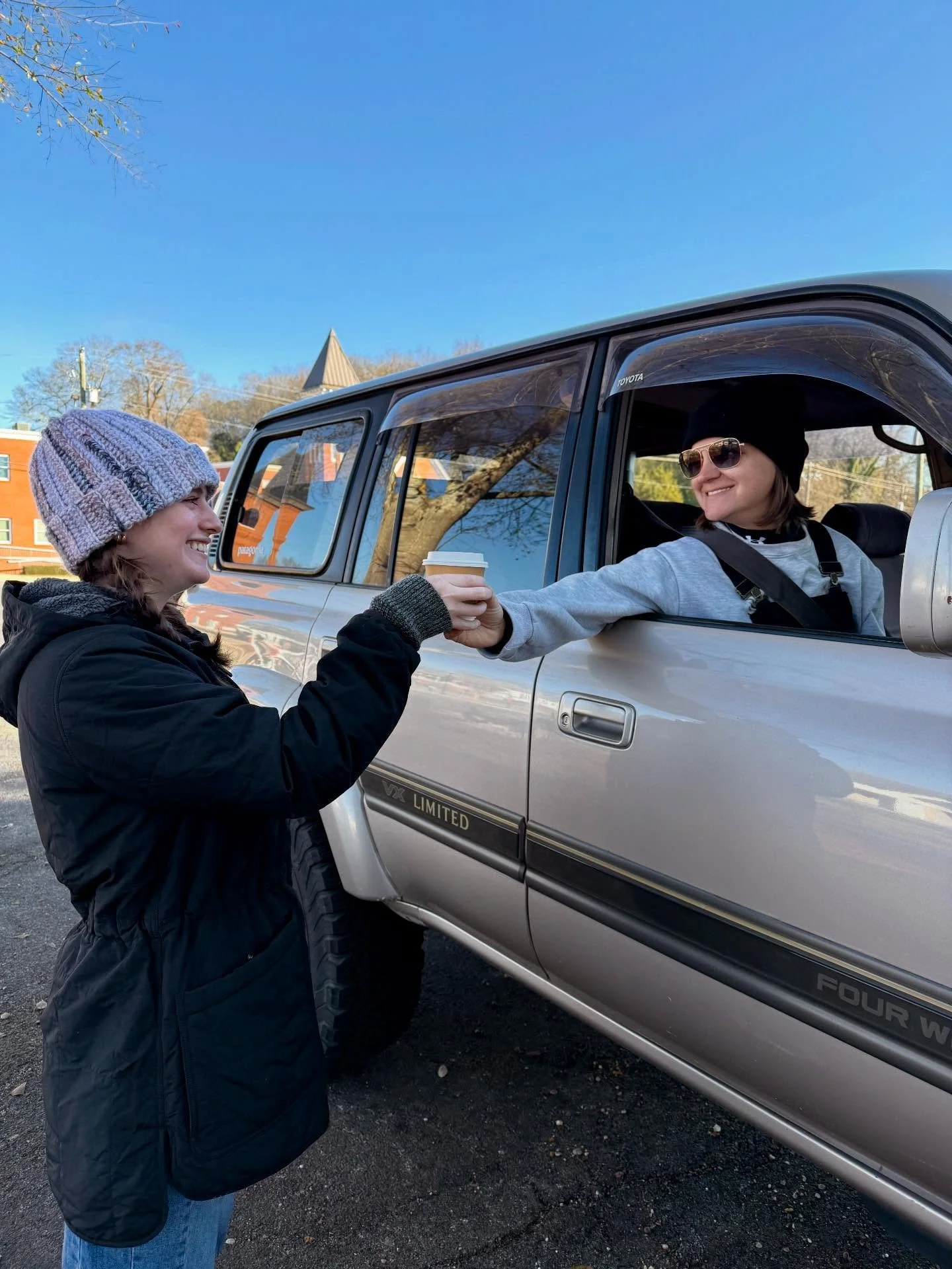 Need coffee even when it&rsquo;s cold? 🥶 
Call in your order and request curbside pickup so you don&rsquo;t have to face the cold! 
Curbside pickup is offered every day during normal business hours. *some Saturday events excluded*

#shoplocal #alley
