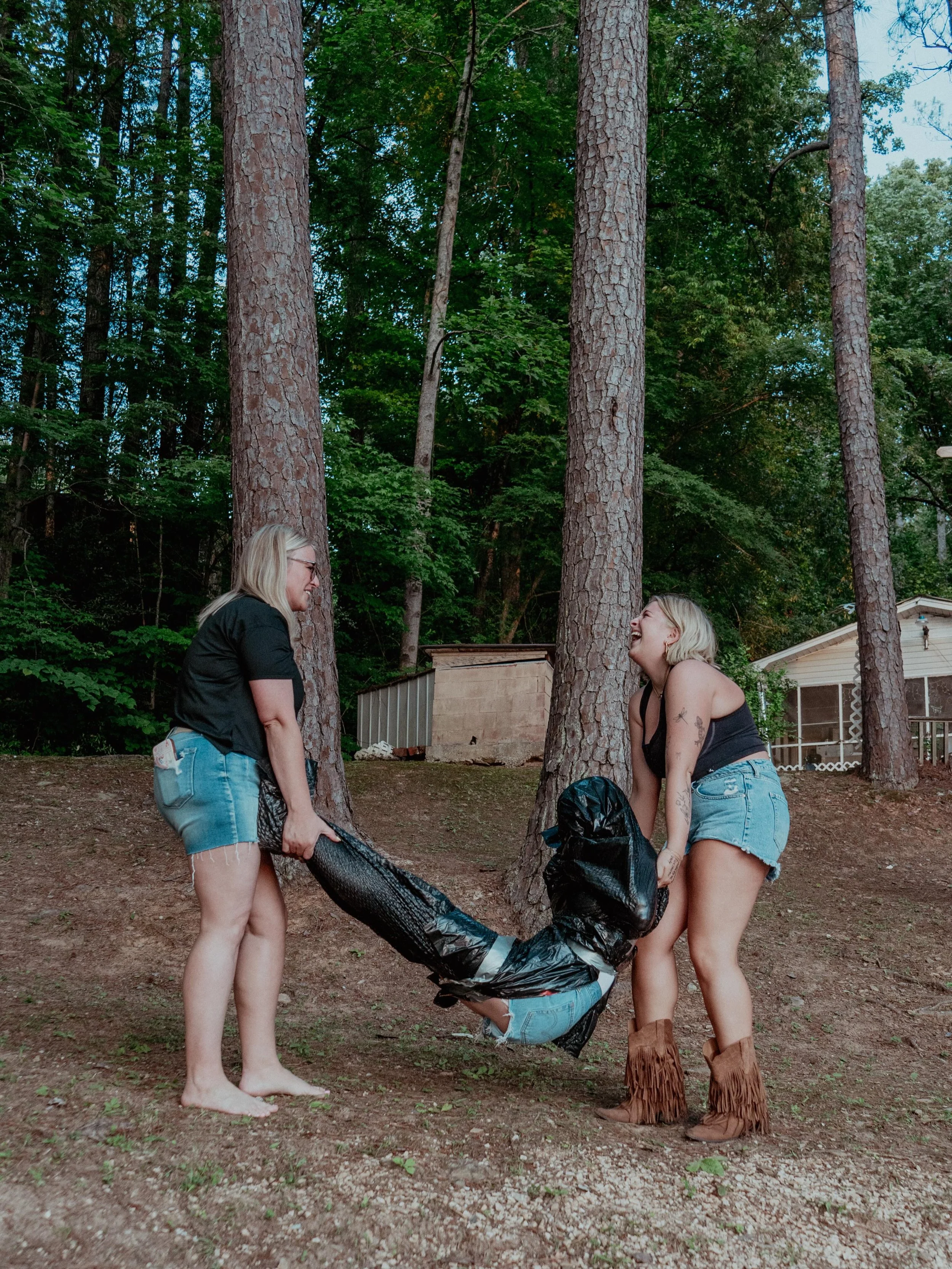 Proof that Leah will do anything for a picture&hellip; even get wrapped in a trash bag and pushed down a hill. 🌽☕️🤣 

#thechicks #southerngirlcoffeecompany #goodbyeearl #90scountry #leahwasnotharmesinthemakingofthesepictures