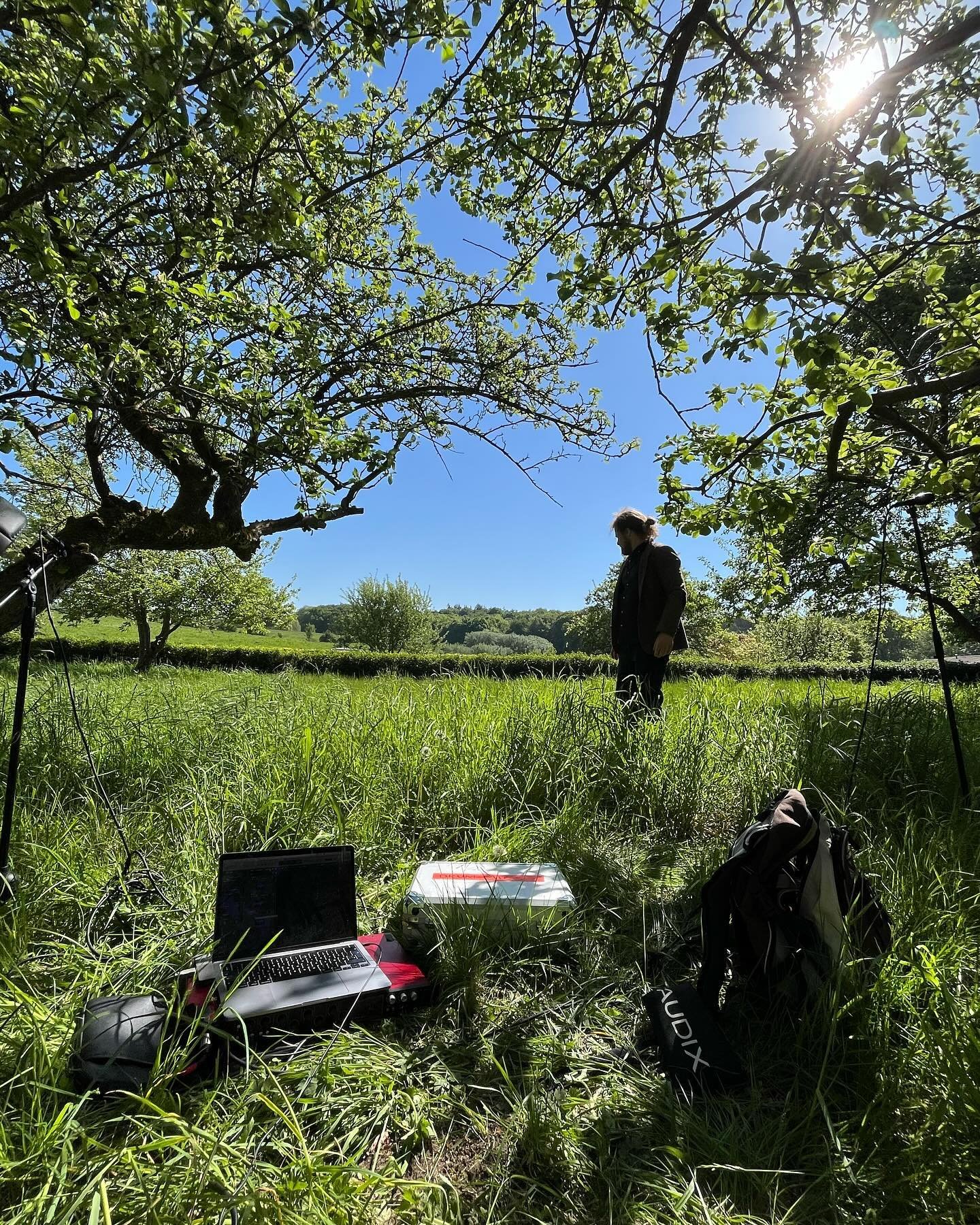 Recording cows and ambience for a little sound installation at @prologcoffee.cph ! 

#coffeelovers #cowsofinstagram #ambience #soundscape #prolog #prologcoffeebar #copenhagencoffee #barista #martinhaumann