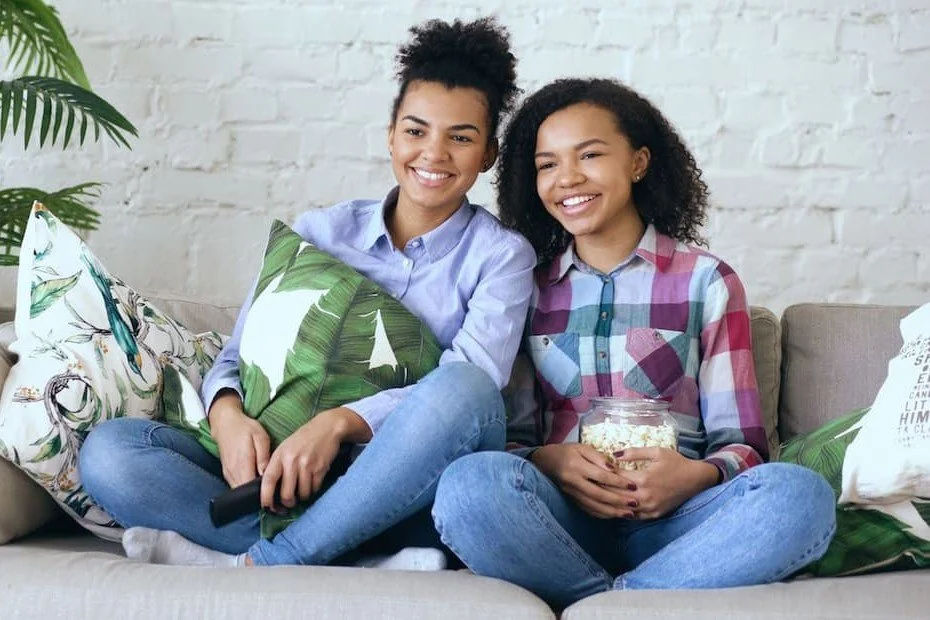 smiling-teens-enjoy-movie-night-at-home