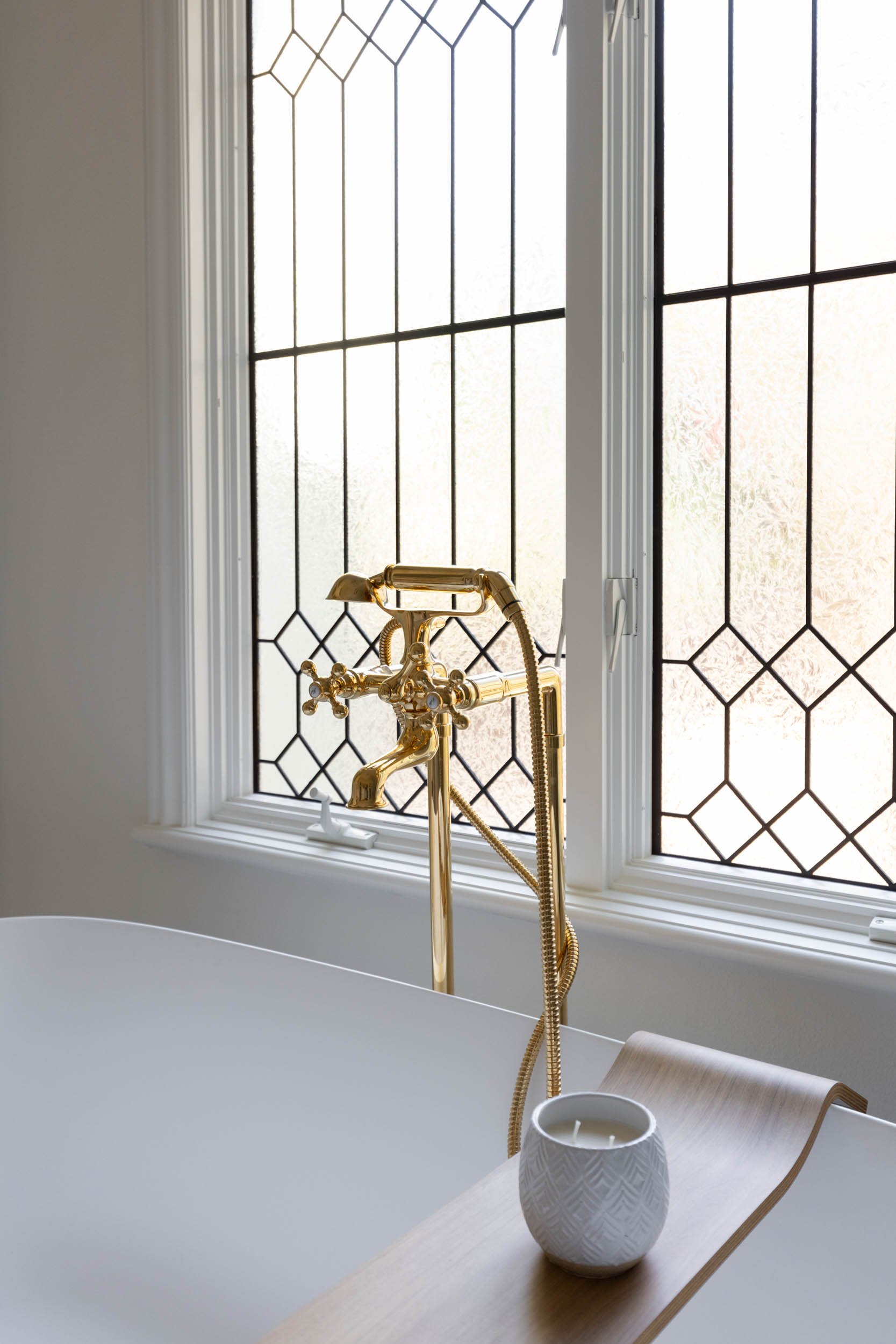 Free Standing Bathtub gold faucet floor mounted