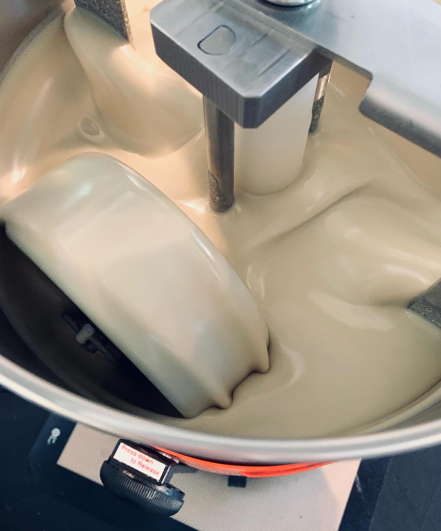 Happy &ldquo;If you can dream it you can craft it&rdquo; day 🤎

Today in our livestream we&rsquo;re talking about the other white chocolate 🍫 🌈 both traditional (dairy) and plant-based. The kind made from scratch, not the weird glue stuff ppl buy 