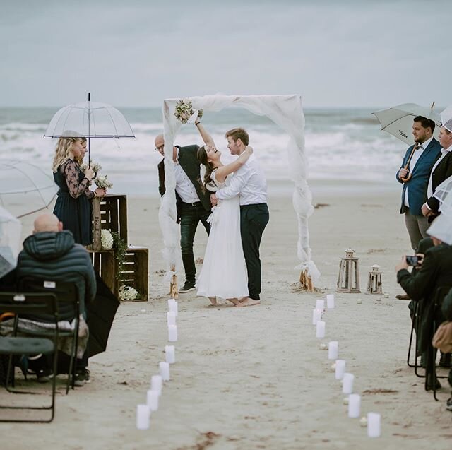 Beach wedding in October 😍📸 Anyone else who loves autumn weddings?