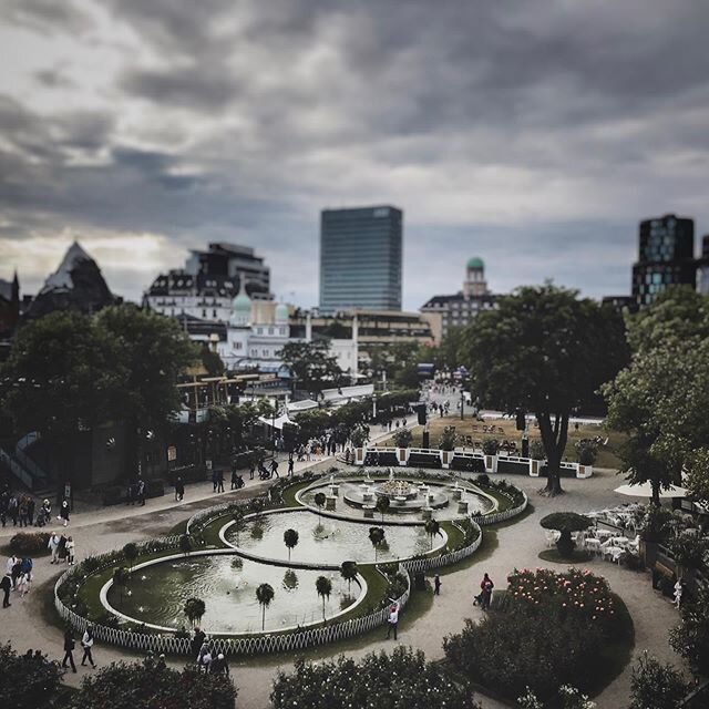 Bryllup i Tivoli, jeg vidste det ville blive en udfordring og det var ogs&aring; en af grundende til jeg sagde ja til opgaven :) Det er alt fra parkering, plads til vielsen, plads under festen, turister og bes&oslash;gende i parken til musikken fra p