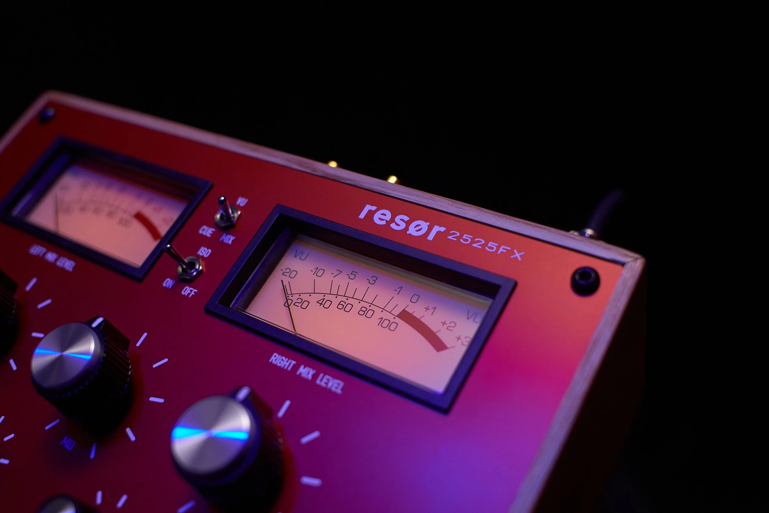 Resør Rotary DJ Mixer Model 2525FX Resør Electronics Discrete