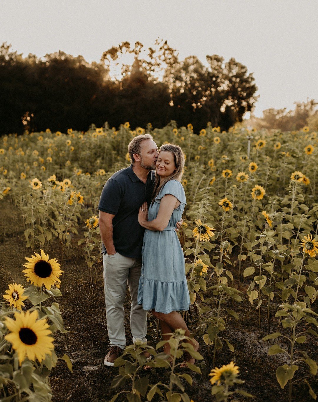 Tis the season to sit at my dest from sun up to sun down but also get to spend sunrise in sunflower field 💛