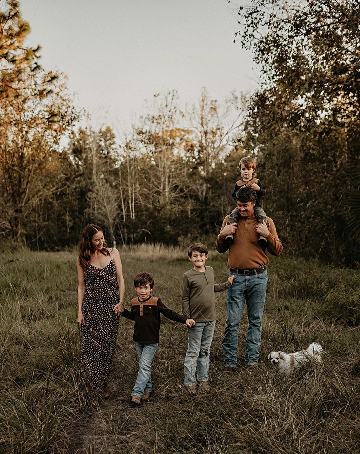 Thanksgiving week I shared a evening with the Jones family and captured a beautiful family tradition. We had so much fun running and playing on 16,000 acres chasing the sun and making some great memories. I am having a tough time choosing what to sha