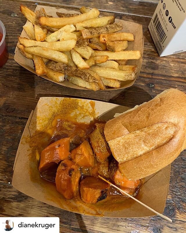 repost @dianekruger 🙏
You can take the girl out of Germany....BUUUUUUUT...... ❤️❤️❤️❤️❤️
@chelseamarketny #nyc #la #berlincurrywurst #currywurst #germanstreetfood