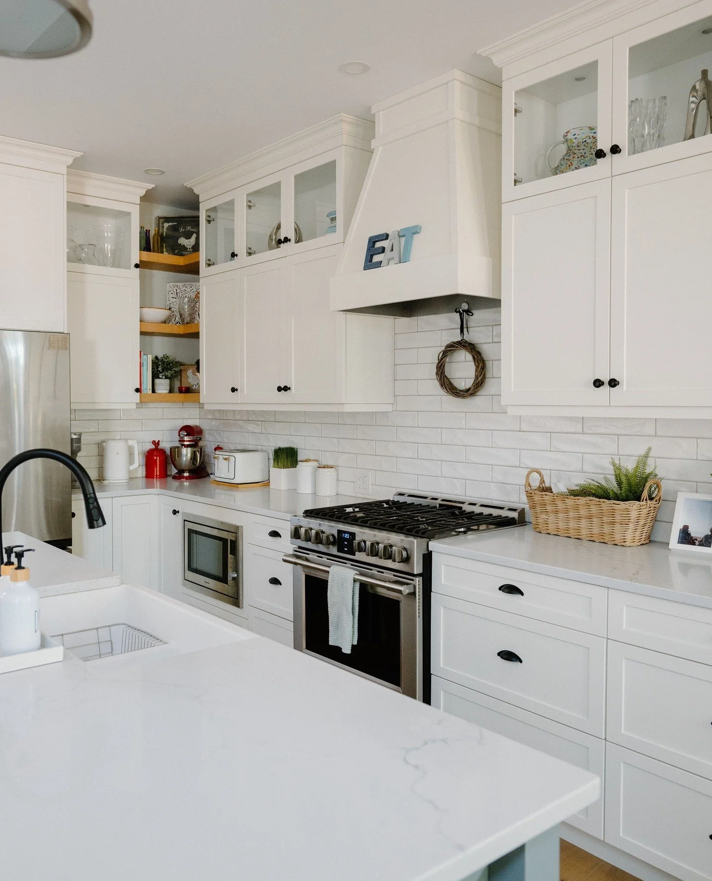 What brings people together better than the phrases &ldquo;Let&rsquo;s eat!&rdquo; and &ldquo;Cheers!&rdquo;? ⁠
⁠
Food, drinks, and laughter are what fill the kitchen, the heart of the home, with life. 💙⁠
⁠
#customhome #customkitchen #customhomebuil