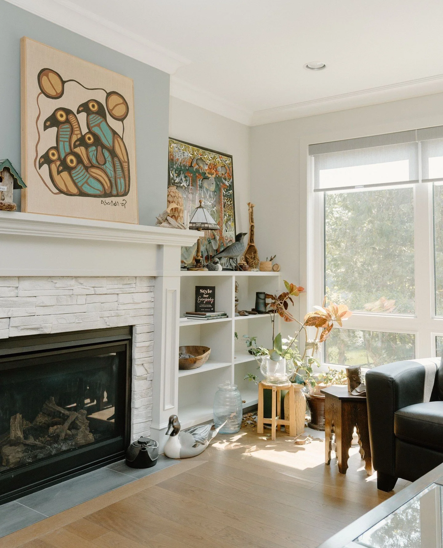 When the afternoon sunlight hits just right, that&rsquo;s a home made for living. ☀️⁠
⁠
#welcomehome #livingroom #afternoonsun #homedesign #homesweethome #dreamhome #modernliving #customhome #customhomewinnipeg #customhomebuilder #winnipeghomebuilder