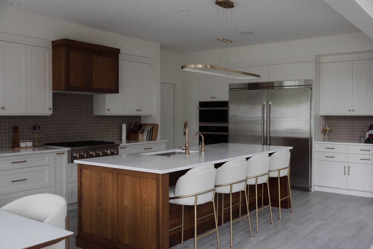 A closer look at one of our favourite kitchen features, and why homeowners love them.⁠
⁠
✨ Islands ✨⁠
⁠
When it comes to functions, kitchen islands provide extra prep space, storage, room for appliances, and space for friends and family to gather. ⁠
