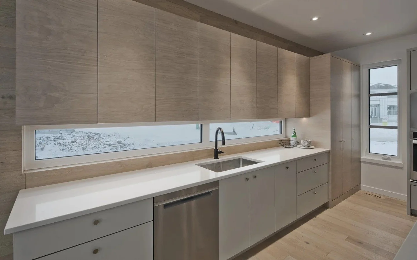 Have you ever seen a window as a backsplash?! 🤩⁠
⁠
What do you think about this kitchen feature? 👇⁠
⁠
#dreamkitchen #kitcheninspo #uniquekitchens #customhomes #customhomeswinnipeg #manitobahomebuilder #winnipeghomes #dynastyhomes