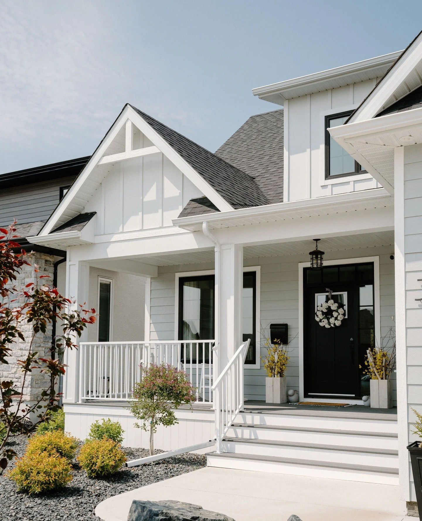 We&rsquo;re patiently awaiting front porch season&hellip; 😅⁠
⁠
#winnipeghome #manitobahomes #winnipeghomebuilder #welcomehome #dynastyhomes