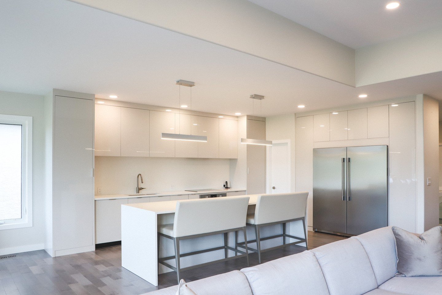 Where minimalism meets luxury. ⁠
⁠
This all white, crisp &amp; clean kitchen defines the saying &ldquo;less is more.&rdquo;⁠
⁠
Seamless cabinetry, concealed hardware, clean finishes. ⁠
⁠
This a kitchen that feels cohesive, elevated, and quietly power