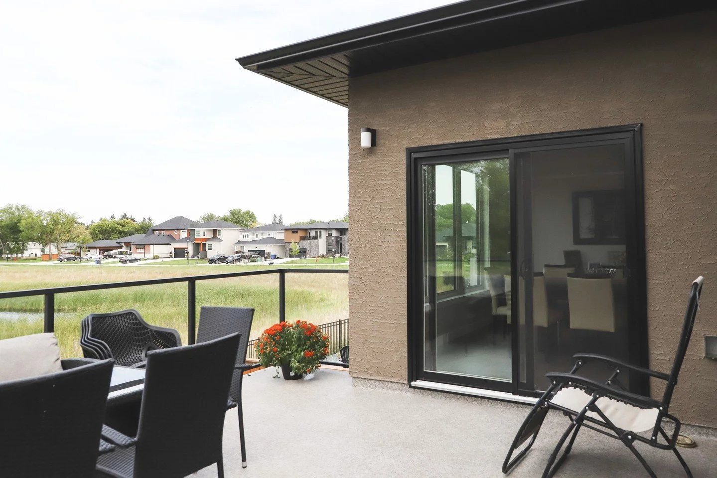 From private outdoor balconies to screened-in porches, with the weather warming up, outdoor living is calling for slow mornings, fresh air, and evenings that linger a little longer.⁠
⁠
#outdoorliving #outdoorsathome #backyard #winnipeghomes #winnipeg