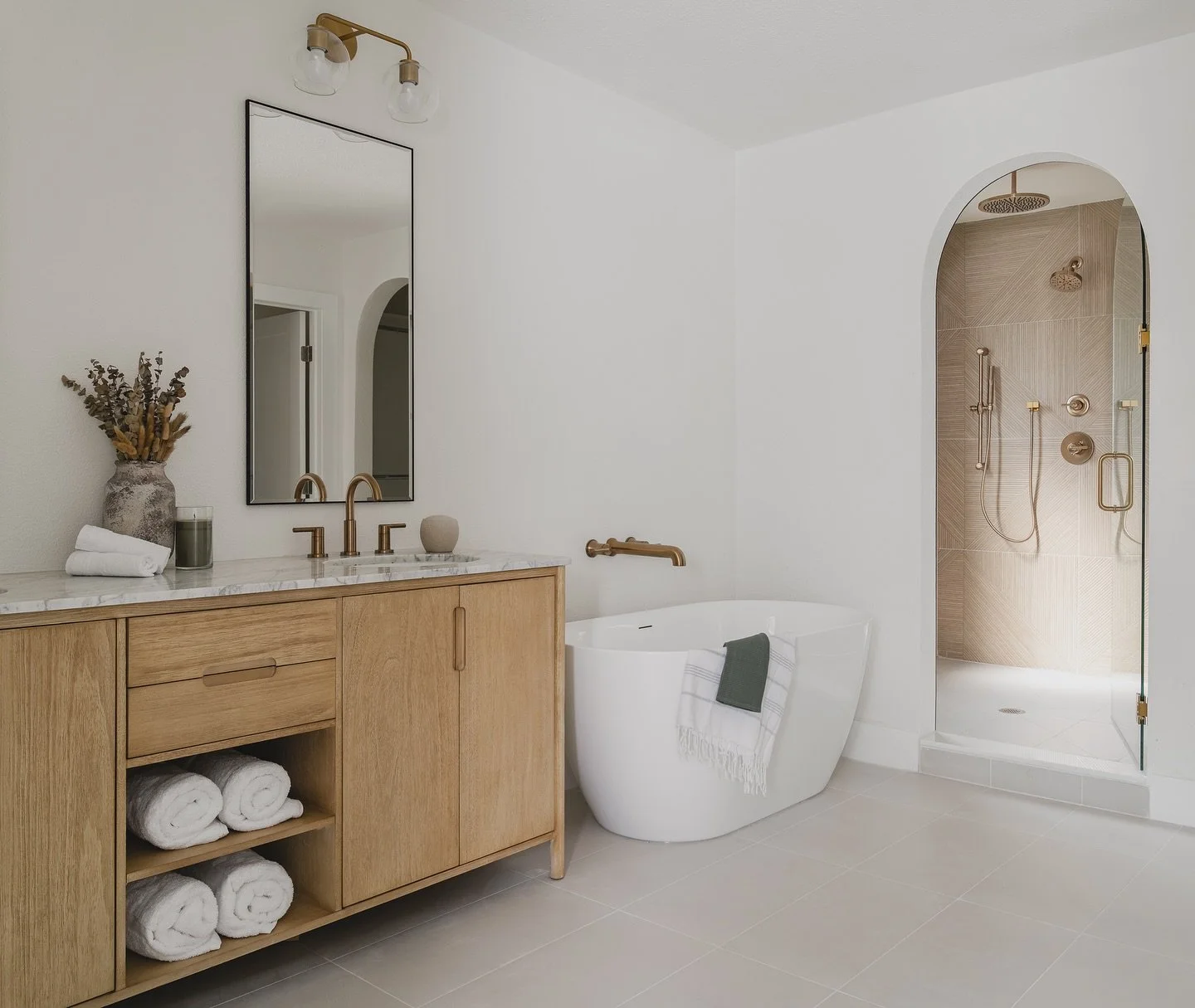 It&rsquo;s hard to believe this is the same bathroom (swipe 👈🏼) but I swear to you it is. 🙌🏼 This granny house was so well maintained it made me sad to change it. Someone really loved this home for a long time. 💛