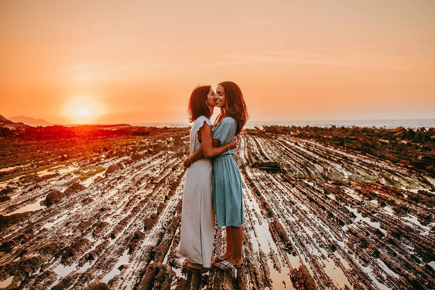 &Uacute;ltimas luces en un lugar m&aacute;gico de la costa guipuzcoana.
Irati &hearts;️Paula
@aurijuaua @paulakalza 

.
.
.
.
#geoparque #flysch #ezkontza #bodas2021 #fotografodebodaseuskadi #ezkontzak #weddingphotography #sunset #ilunabarra #itziar 