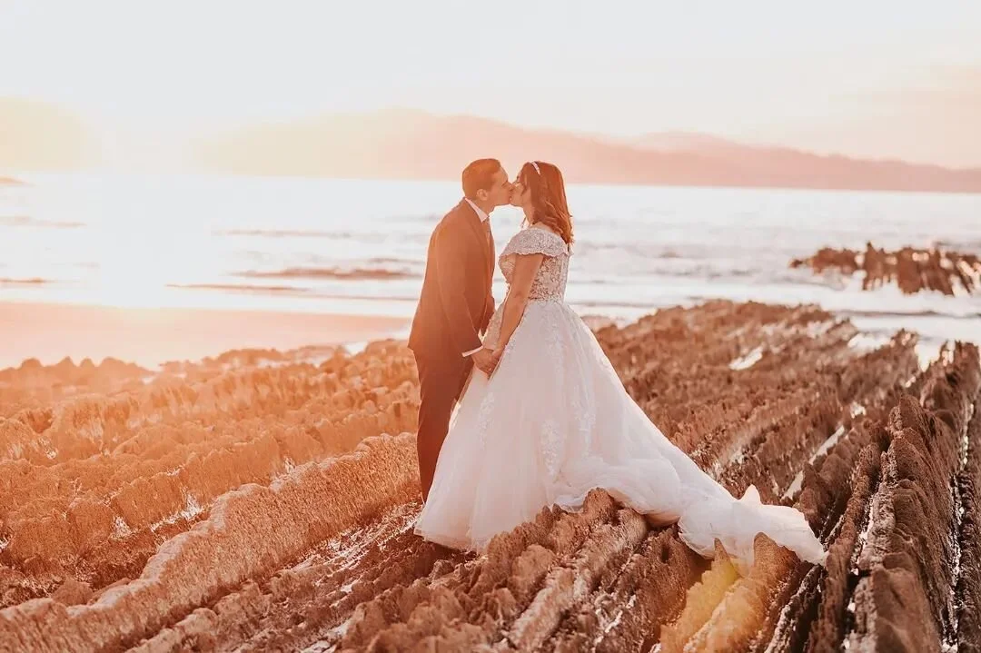 La postboda es una oportunidad perfecta para sacar partido a ese vestido y a ese traje que tanto dinero os han costado.
 Nos iremos a un sitio bonito para buscar las mejores luces y que tengáis unas bonitas fotos para el recuerdo.
.
.
.
.
#itz