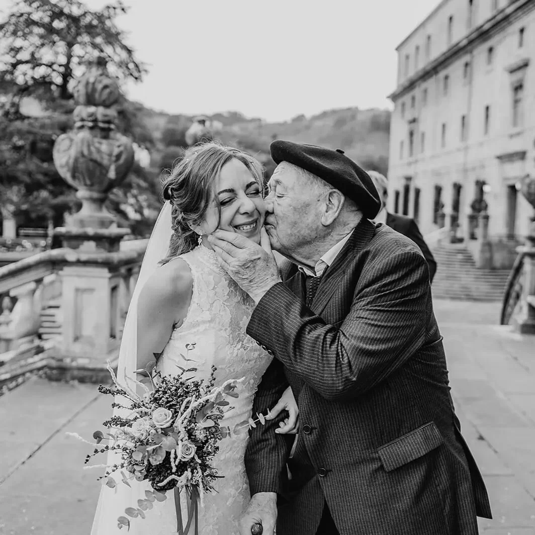 Es una suerte el tener abuelos y que estén presentes el día de tu boda.
Zelako zortea den aiton-amonak eukitzea eta ezkontza egunan egotea
.
.
.
#azpeitia #santuariodeloiola #zumarraga #fotografodebodasguipuzcoa #fotografodebodasalava