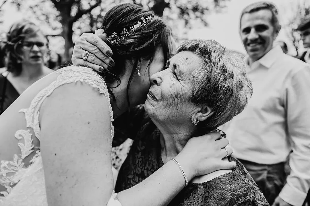 Los abrazos con familiares y amigos tras la ceremonia es el momento que más me gusta de la boda. 
Zeremonia eta gero heltzen da niretzako ezkontzako momenturik politena, familia eta lagunen arteko besarkadak.
.
💇‍♀️@naifconceptstore 
👰&
