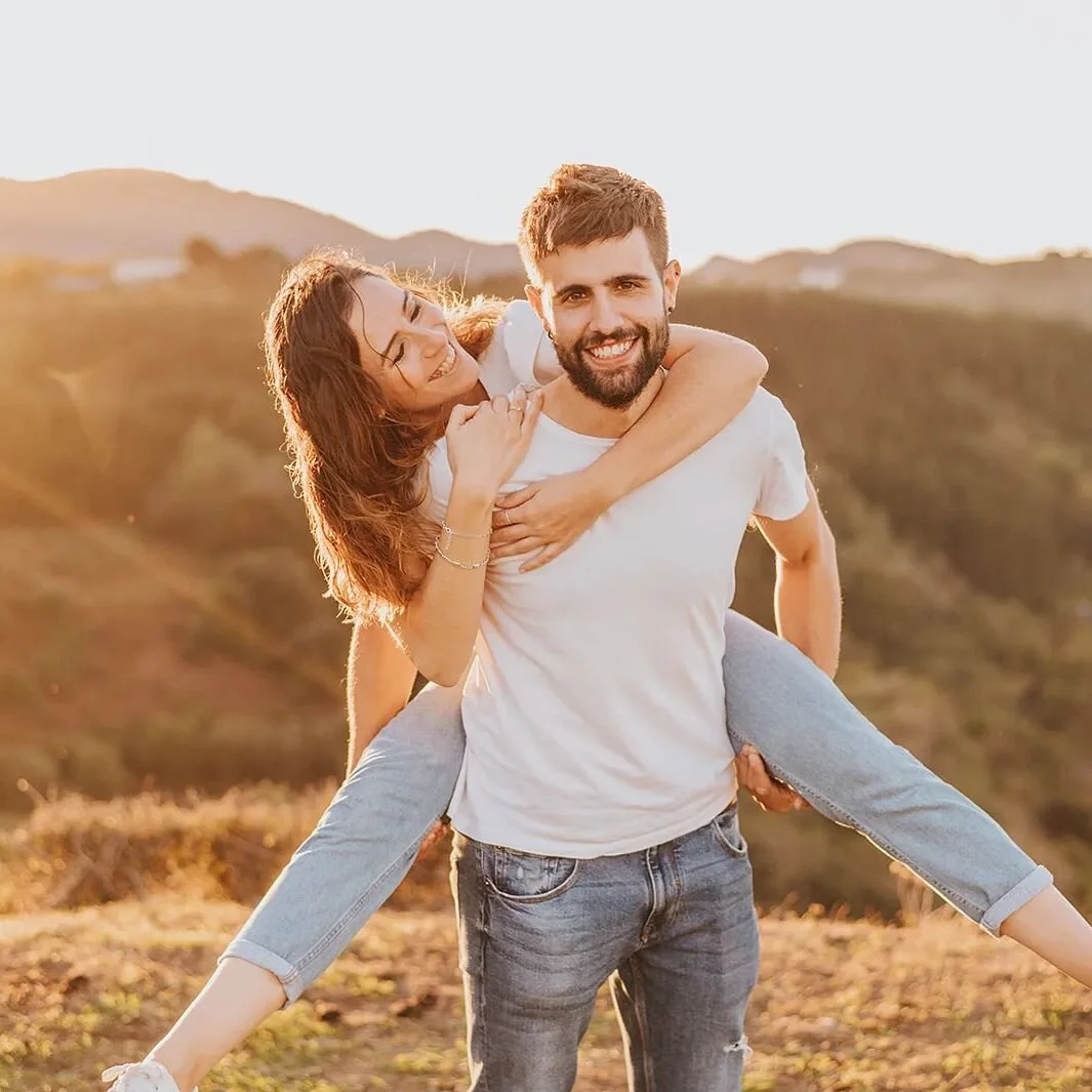 Aurten egindako azkeneretariko saio baten argazkia. Kasu honetan Naiara eta Aritz hainbeste gustatzen zaizkidan argiekin. Mila esker danagatik familia!!
 Konturatu orduko 2023ko bikoteekin hasiko naiz lanean 🤗🤗.
Una foto hecha en una de las &uacu