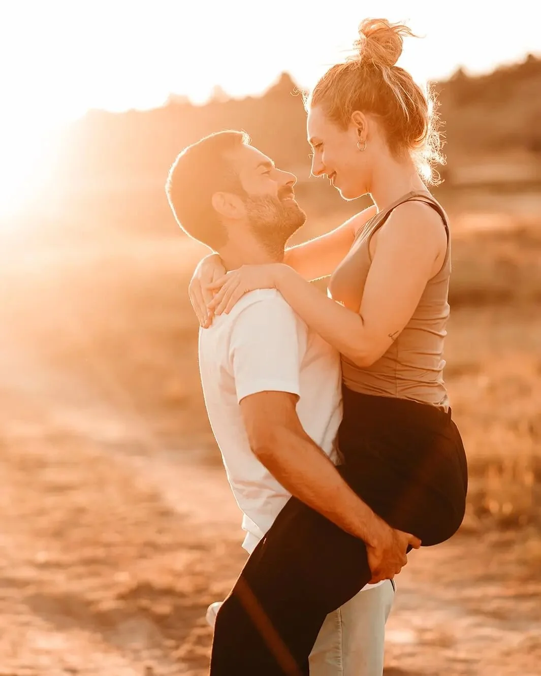 Amaia + Roberto ☀️☀️. Atardeceres Riojanos.
.
.
.
.
#briones #atardecer #bodas2023