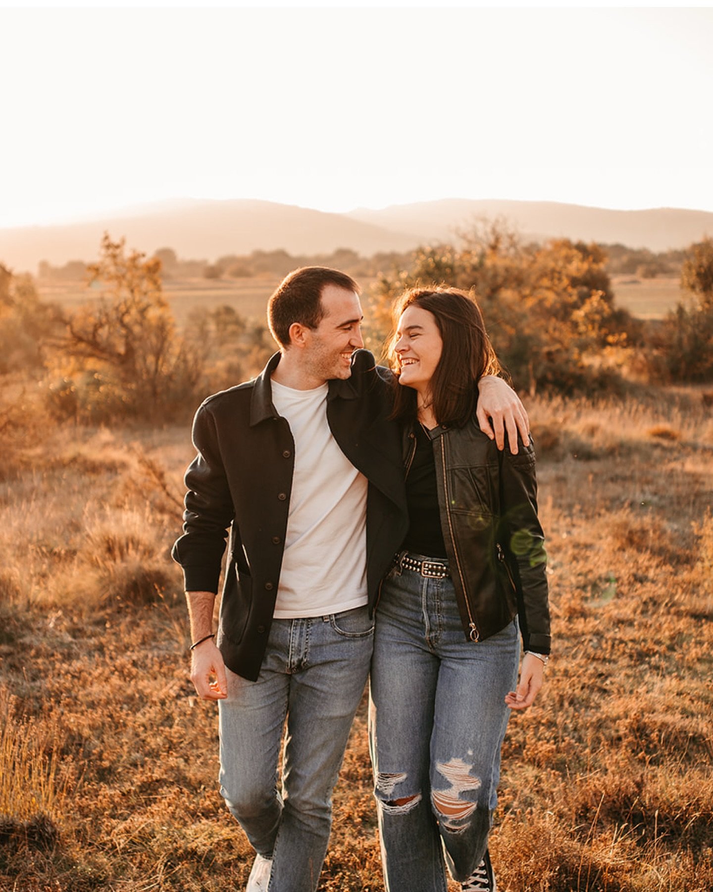 El oto&ntilde;o y sus luces m&aacute;gicas. Ellos son Amaia &amp; Gorka en su preboda de hace unos d&iacute;as.
Menudo 2025 me espera&hellip;.la agenda est&aacute; ya casi llena de bodas incre&iacute;bles 🔥🔥