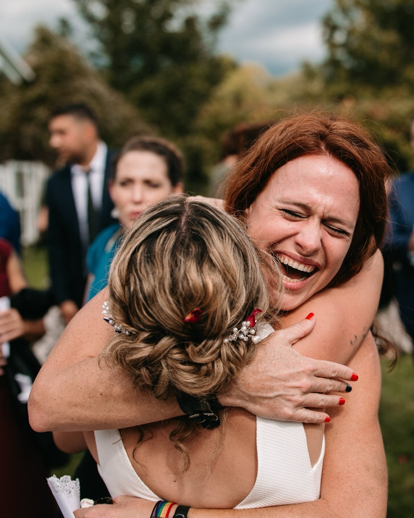 Los abrazos y los besos tras la ceremonia. Est&aacute; sin duda dentro del top 3 en mis momentos favoritos de una boda. En la mayor&iacute;a de bodas, cuesta moverse dentro del caos y gent&iacute;o que se forma alrededor de los novios, pero sin duda 