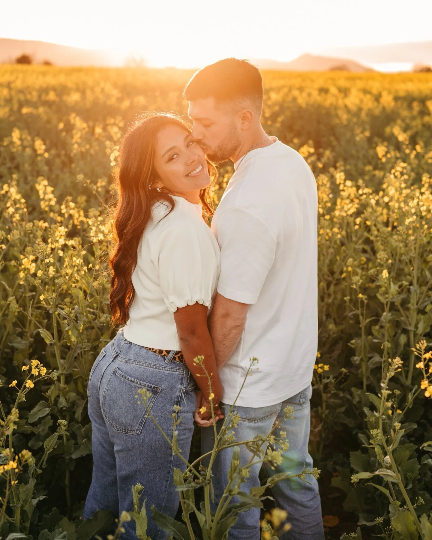 Seguimos de lleno con las prebodas para las parejas de este a&ntilde;o y las de 2027. Estas dos maravillosas personas se llaman Alex y Urtzi. Este es un mini resumen de su sesi&oacute;n por los coloridos campos de colza.

Wedding planner: @bodaslaper