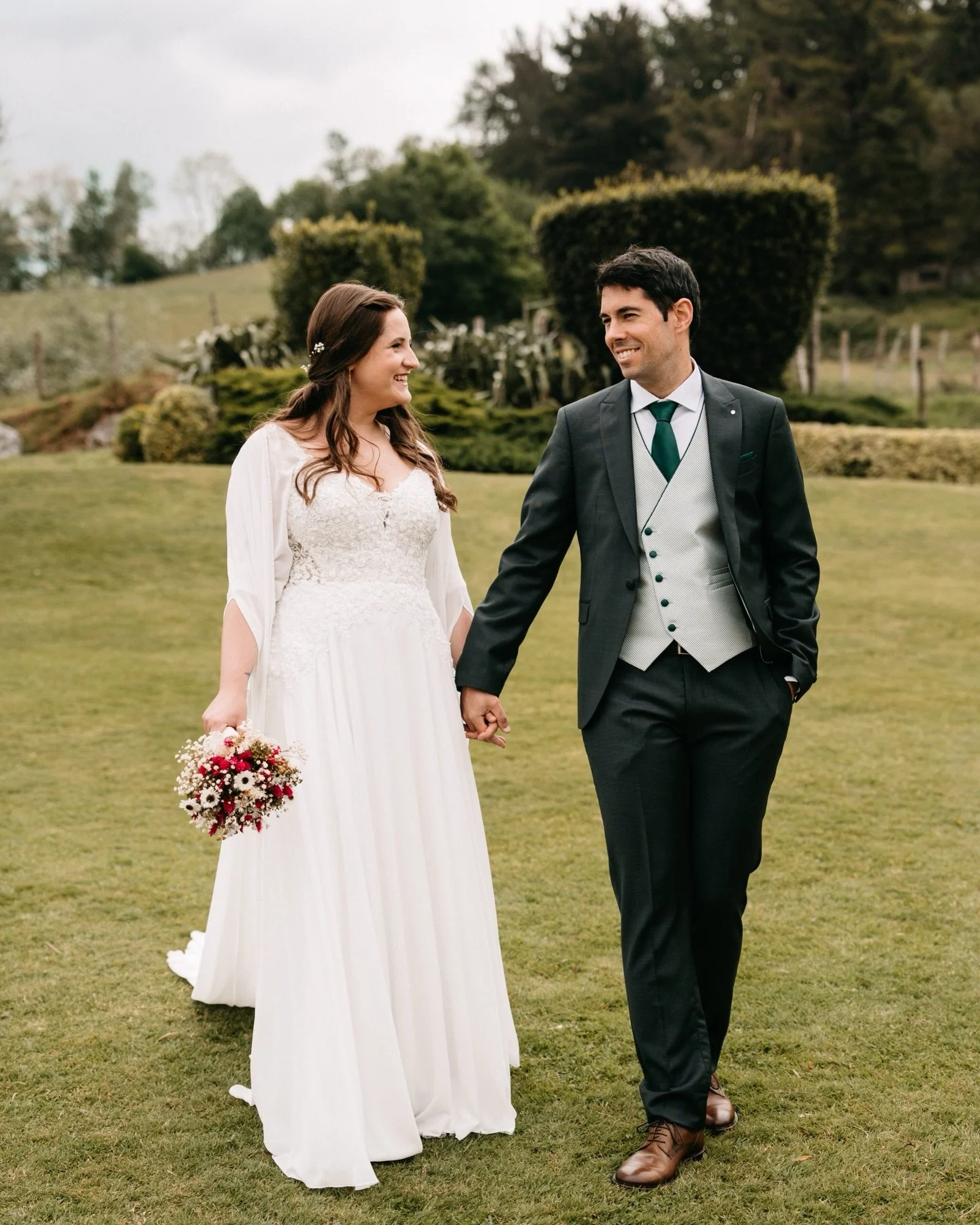 Otro s&aacute;bado maravilloso lleno de emociones, sonrisas, l&aacute;grimas y mucha diversi&oacute;n. 

Finca: @txertota_jatetxea
Traje novio: @savilesastreria 
Dj: @nemuxpromusic
Vestido novia: @rosa_clara 
Peluquer&iacute;a: @arun.peluqueria 
Maqu