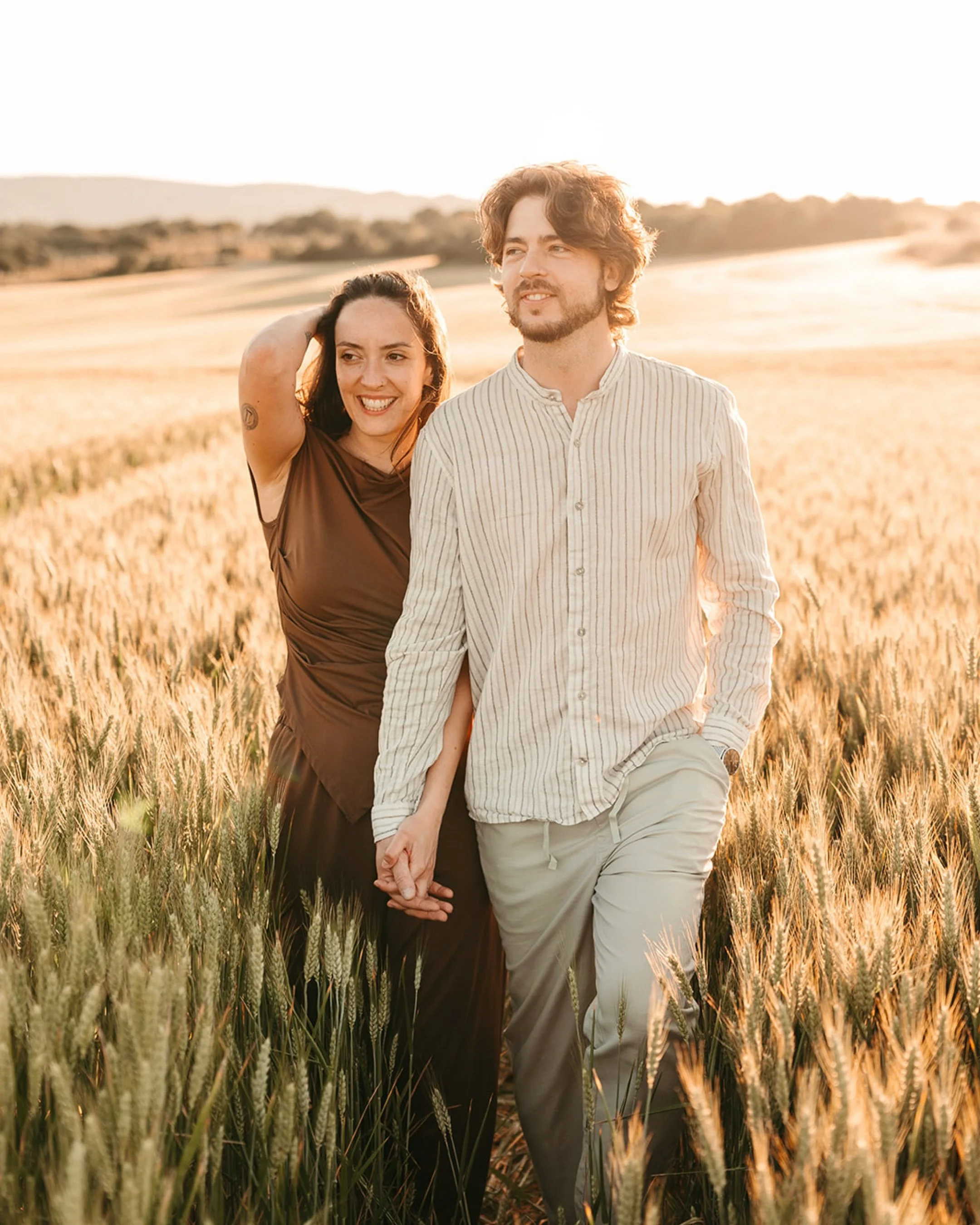 Isaac y Bea en su reciente preboda por los campos de cereal. Mil gracias por ser tan maravillosos. Estoy deseando vernos a la vuelta del verano en la incre&iacute;ble @fincadesanjuan 🤗🤗

Wedding: @carmencruzeventos 
Isaac: @isaac_montiel_92 
Bea: @