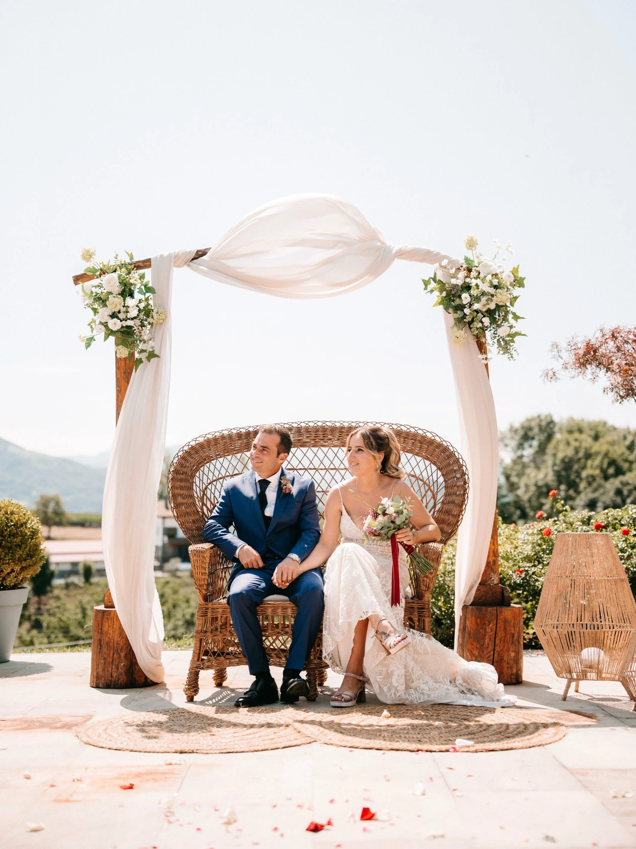 Un peque&ntilde;o resumen de lo que fue la boda de Ainhoa y Magin en @abeletxe_eventos 

🌱Fotograf&iacute;a: @inigo._.jimenez
🌱Video: @aitorapezteguia 
🌱Finca: @abeletxe_eventos 
🌱Vestido: @odetsauc 
🌱M&uacute;sica: @jonizaguirre___ 
🌱Maquillaj