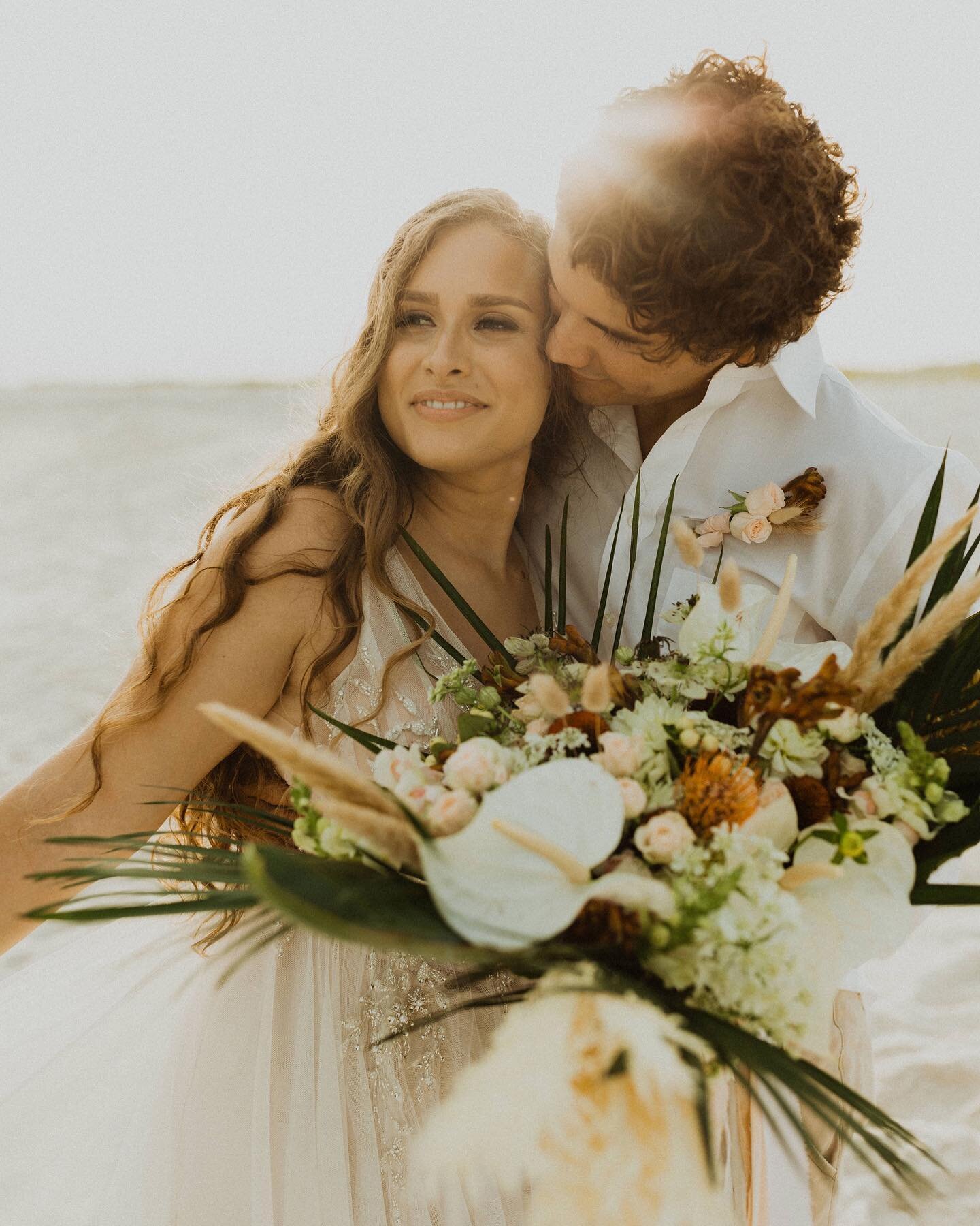 This shoot was too good not to post back to back, just look at those dreamy tones 🌞
⠀⠀⠀⠀⠀⠀⠀⠀⠀
⠀⠀⠀⠀⠀⠀⠀⠀⠀
⠀⠀⠀⠀⠀⠀⠀⠀⠀
Planning + styling @togatheringrace_ 
Planning @pacificandpoppyphoto 
Rentals @hemstitch_vintage 
Florals @fleurzoeflorals 
Hair + make