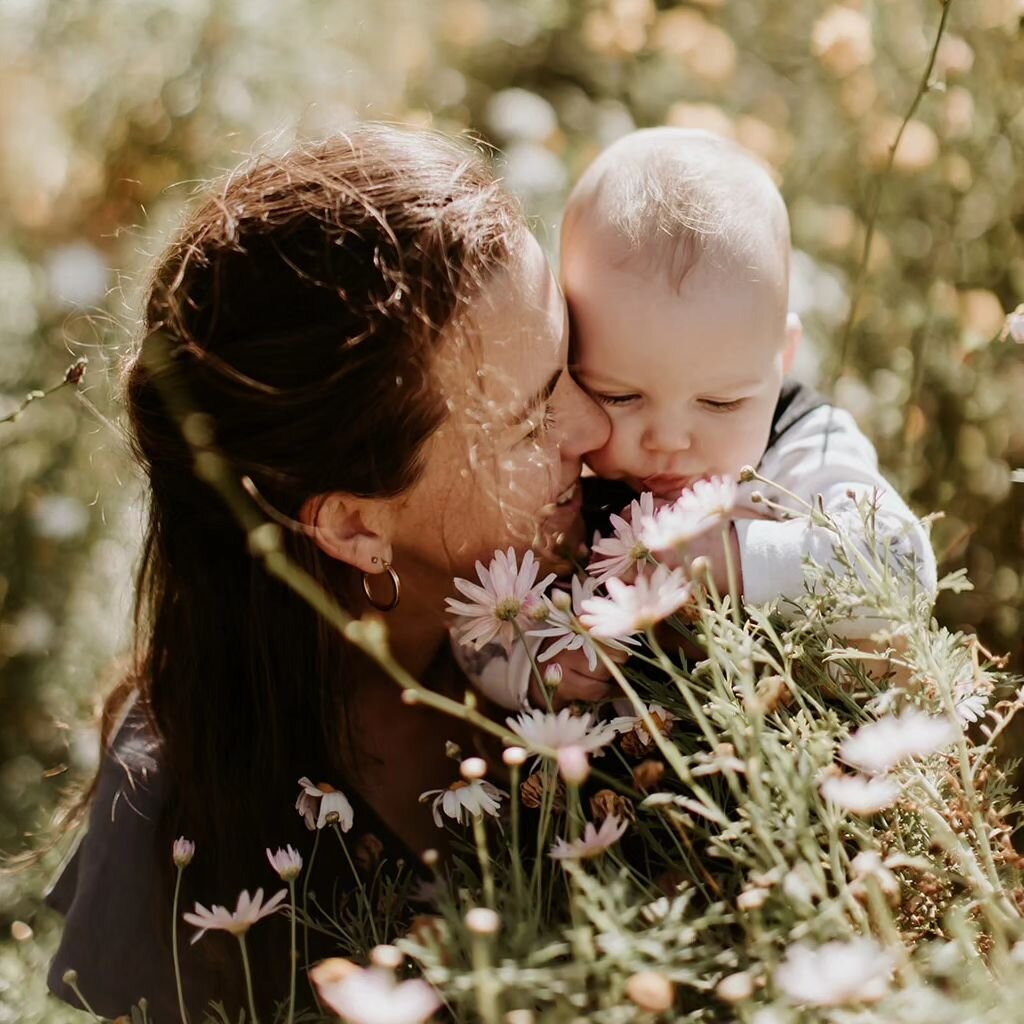 I don't know, maybe I need to offer some spring mini sessions in full sun in the gardens when they come out this sweet?
What do you think? Would you love a spring floral fantasy shoot with your little ones or partner?

Welcome spring! I love you!

#m